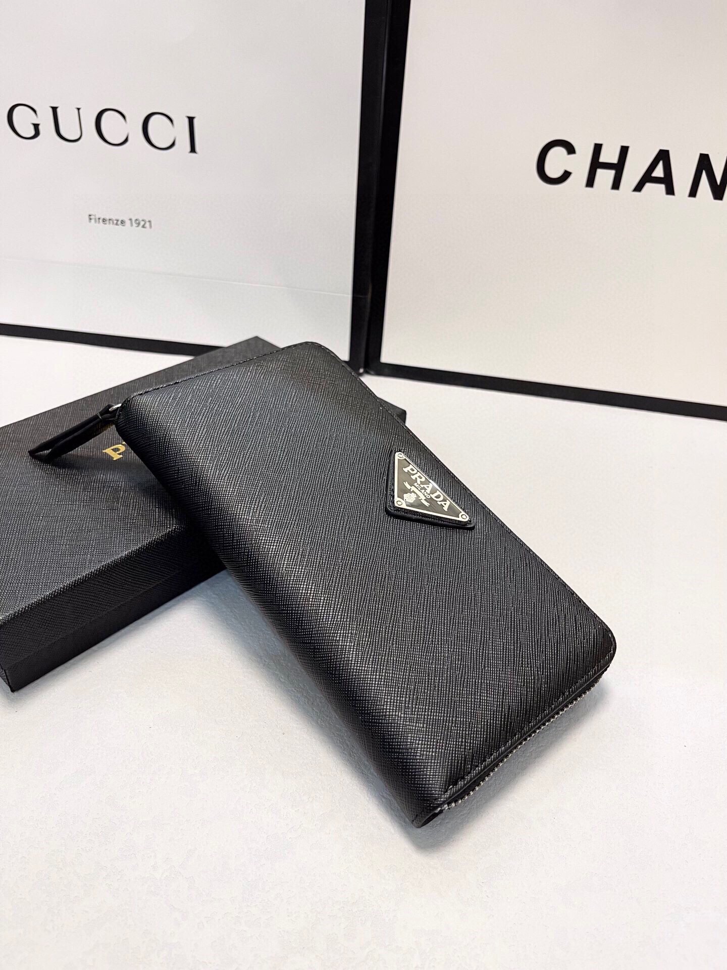 プラダ 十字纹牛皮 ブラック 20x10 cm 高級品質