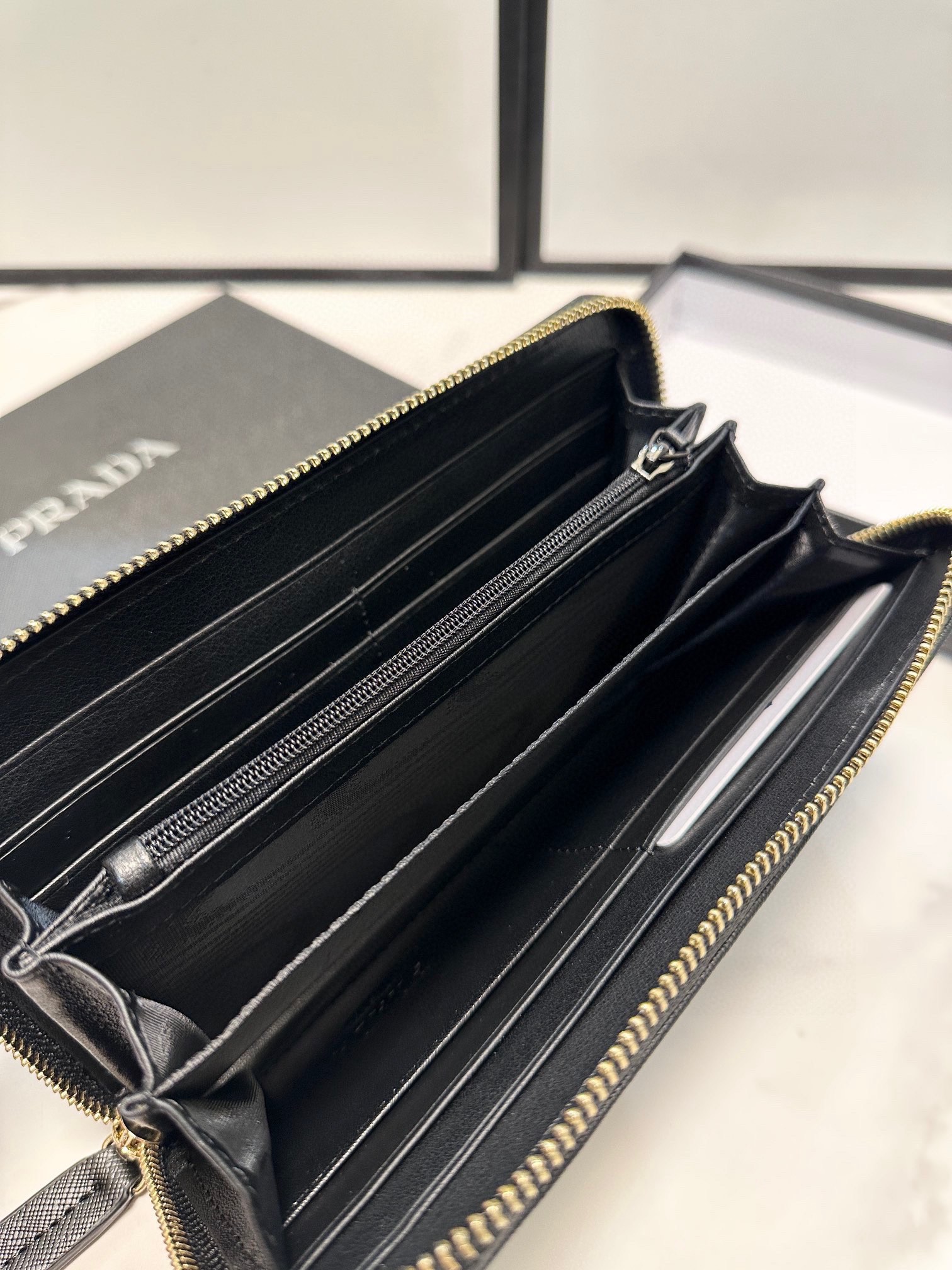 プラダ 十字纹牛皮クラッチバッグ ブラック 20x10cm