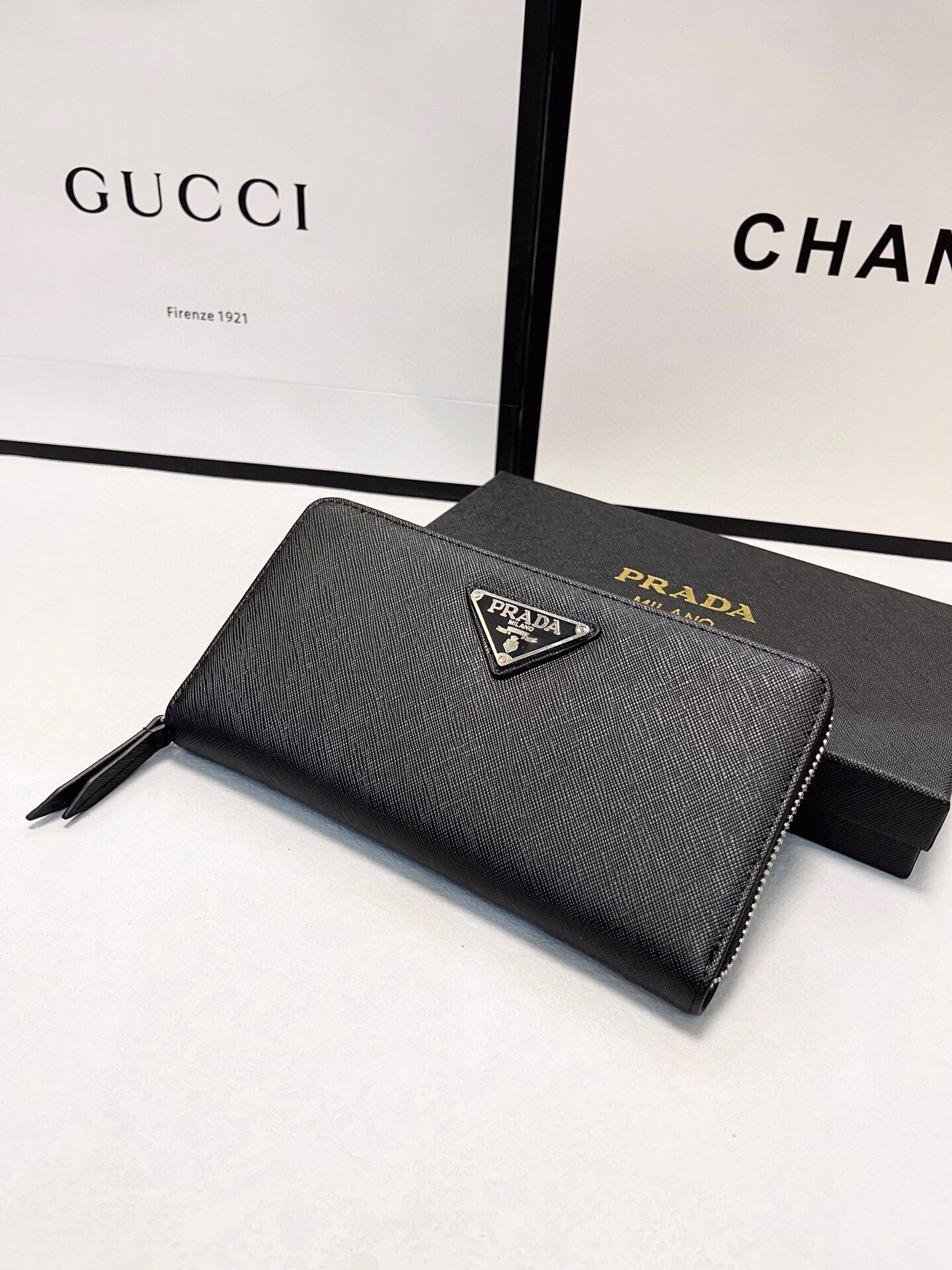 プラダ 十字纹牛皮 ブラック 20x10cm 高級感溢れるデザイン