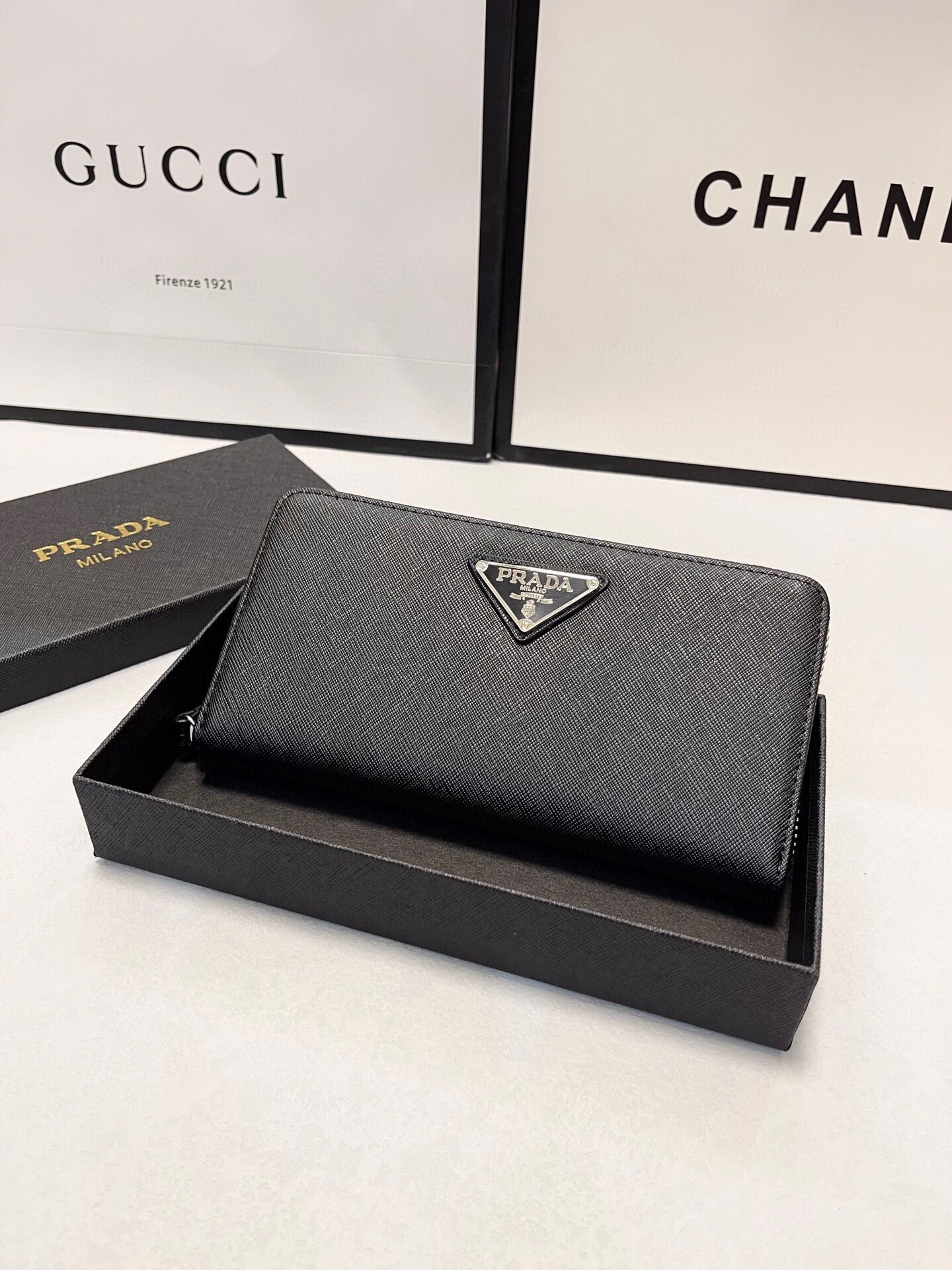 プラダ 十字纹牛皮 ブラック 20x10cm 高級感溢れるデザイン