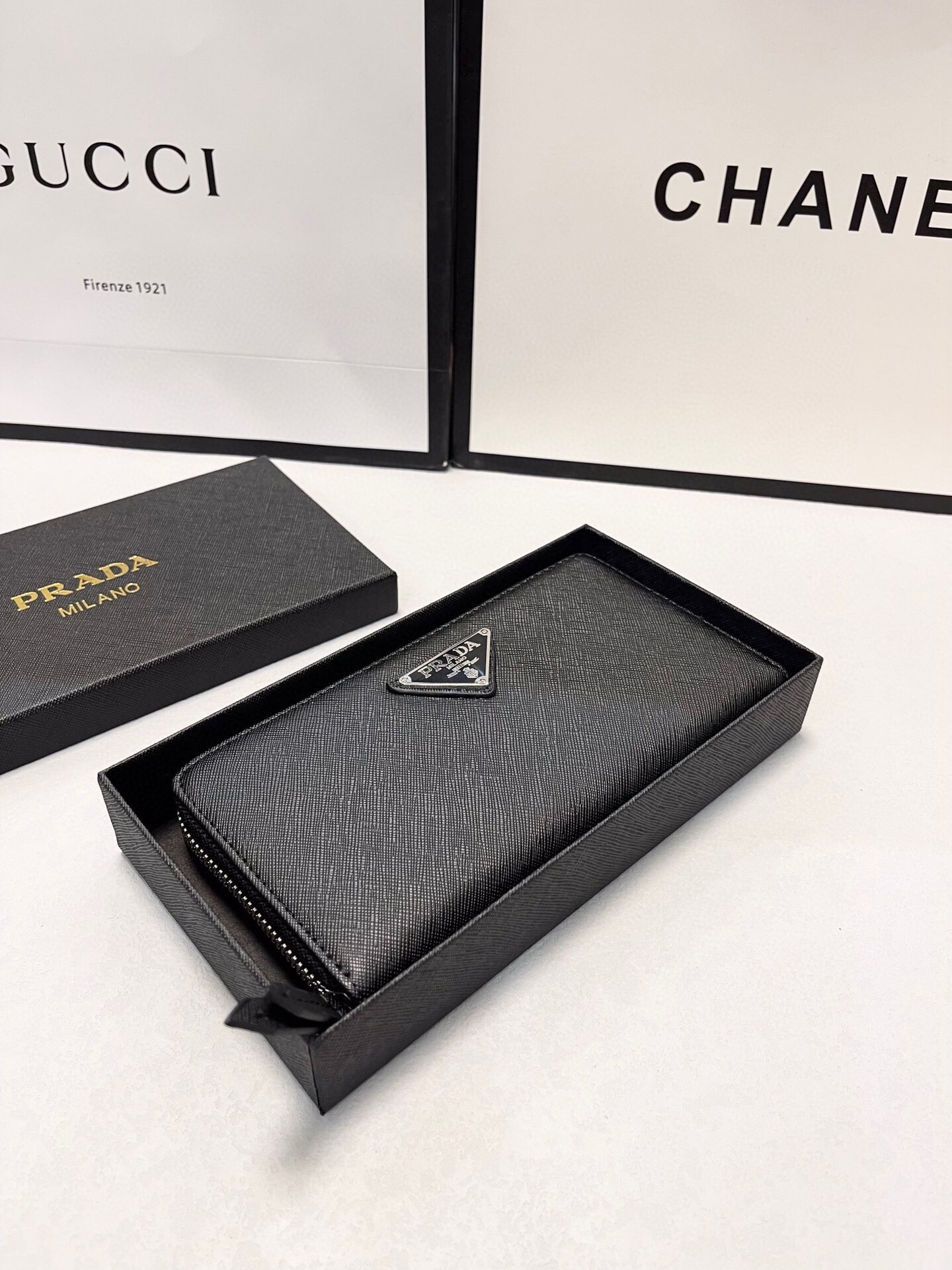 プラダ 十字纹牛皮 ブラック 20x10cm 高級感溢れるデザイン