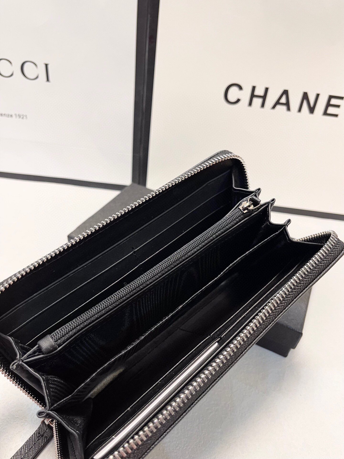 プラダ 十字纹牛皮 ブラック 20x10cm 高級感溢れるデザイン