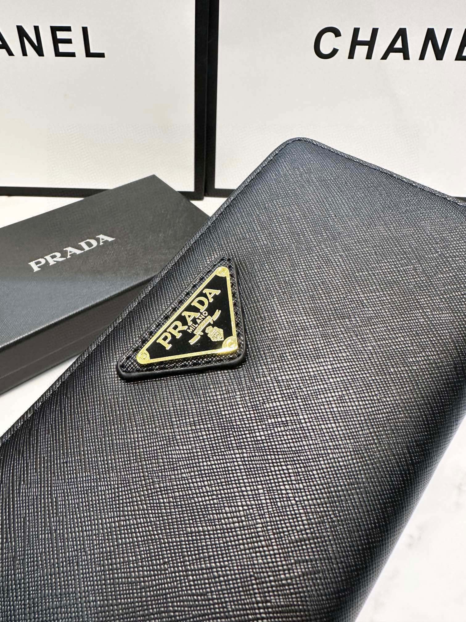 プラダ 十字纹牛皮バッグ ブラック 20x10cm