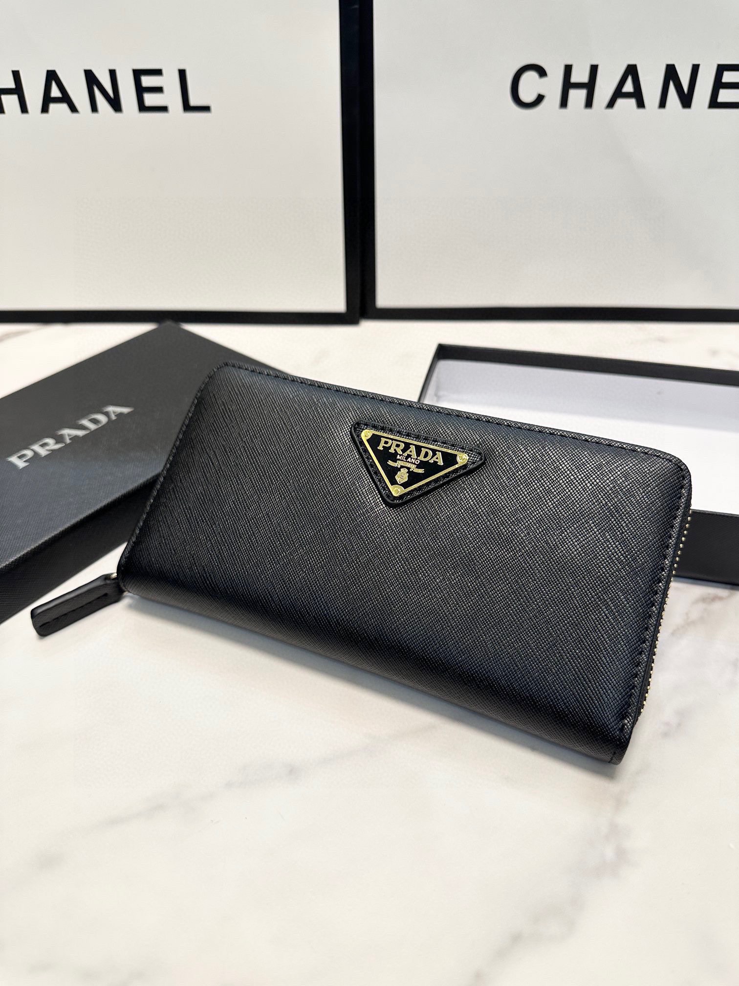 プラダ 十字纹牛皮バッグ ブラック 20x10cm