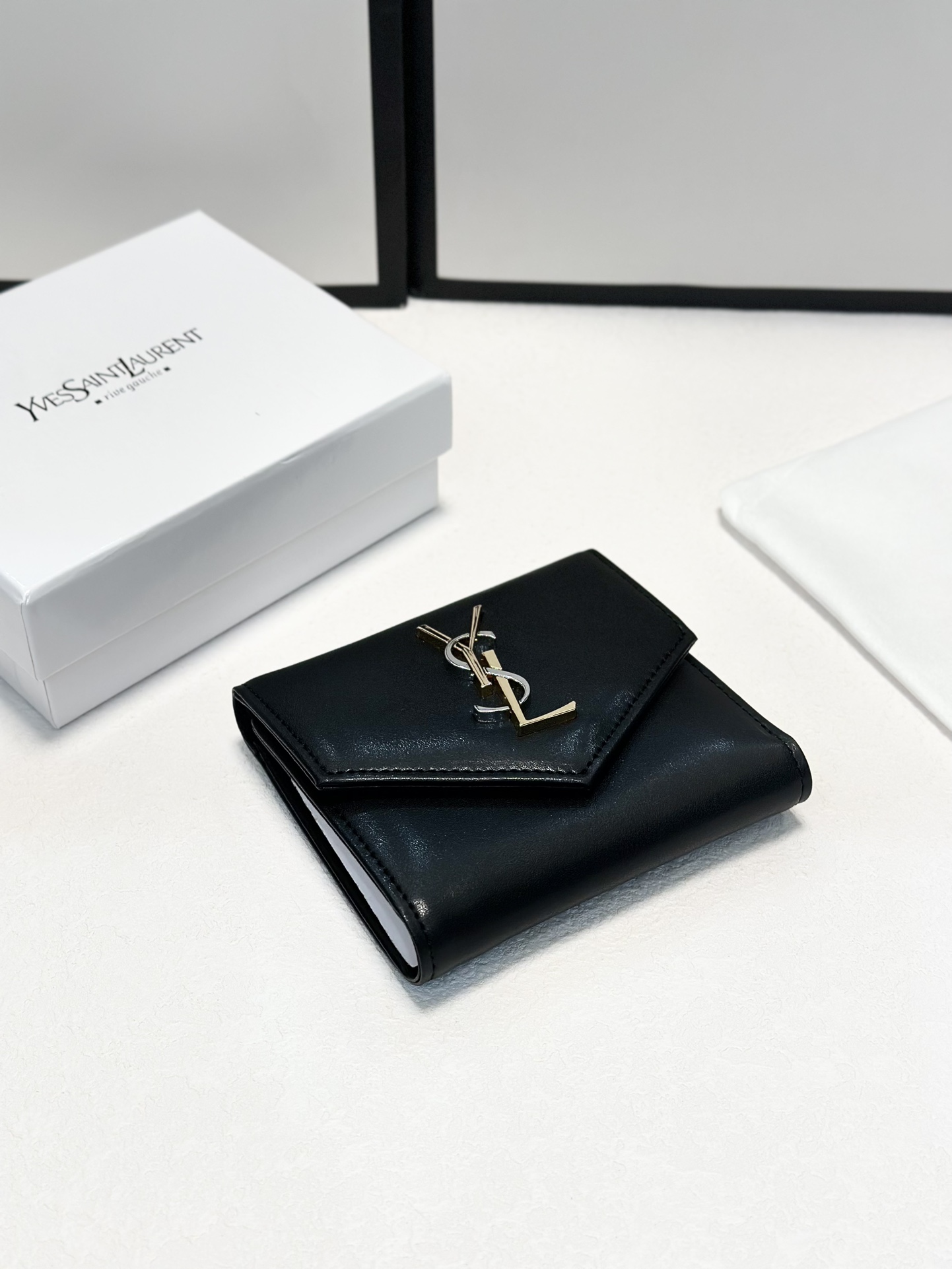 Yves Saint Laurent Geldbörse Schwarz Kalbsleder Rindsleder Fashion