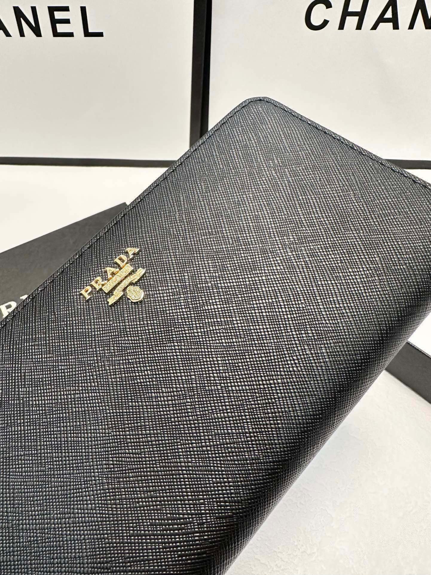 プラダ 十字纹牛皮 ブラック 20x10cm 高品質