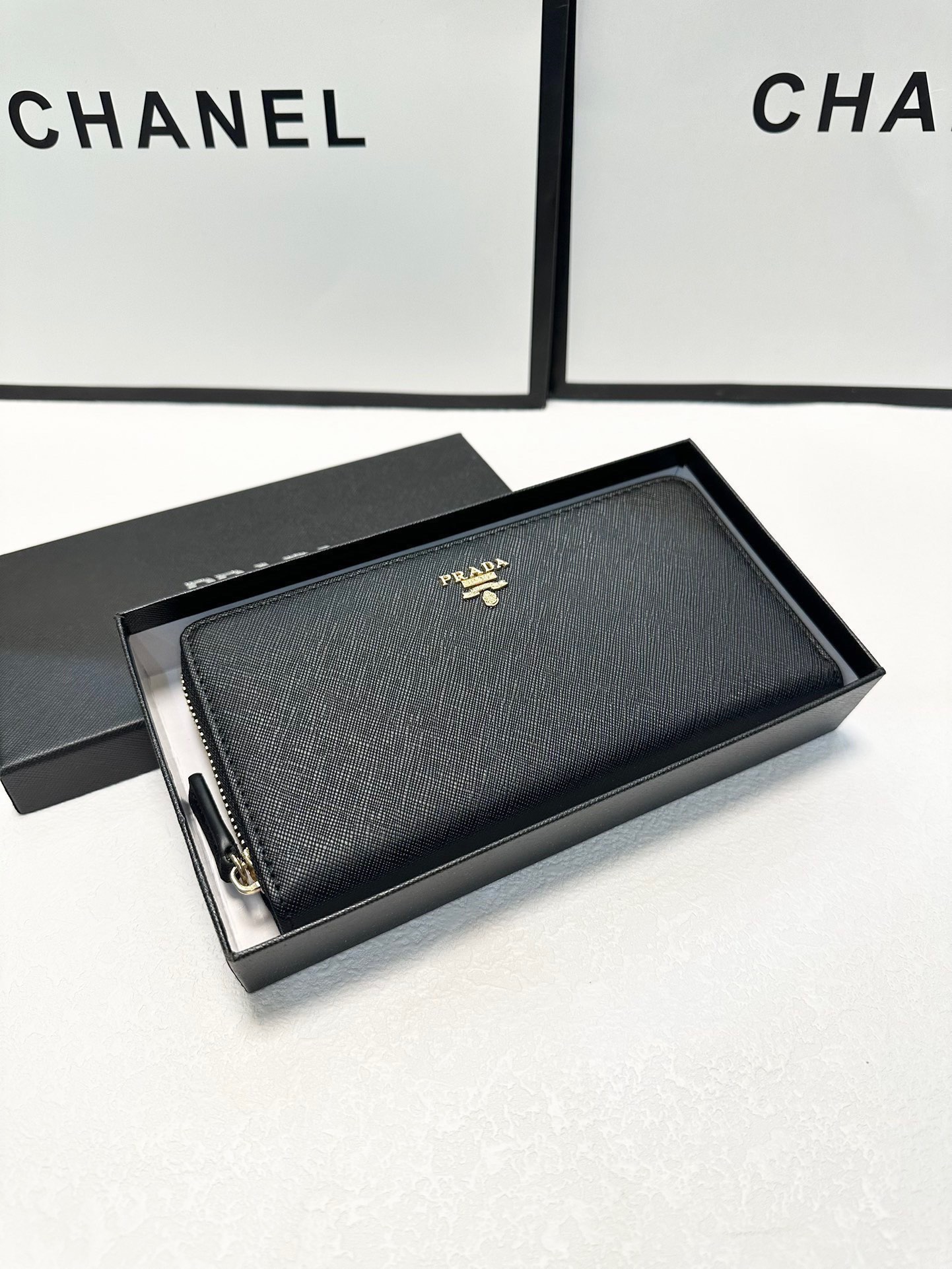 プラダ 十字纹牛皮 ブラック 20x10cm 高品質