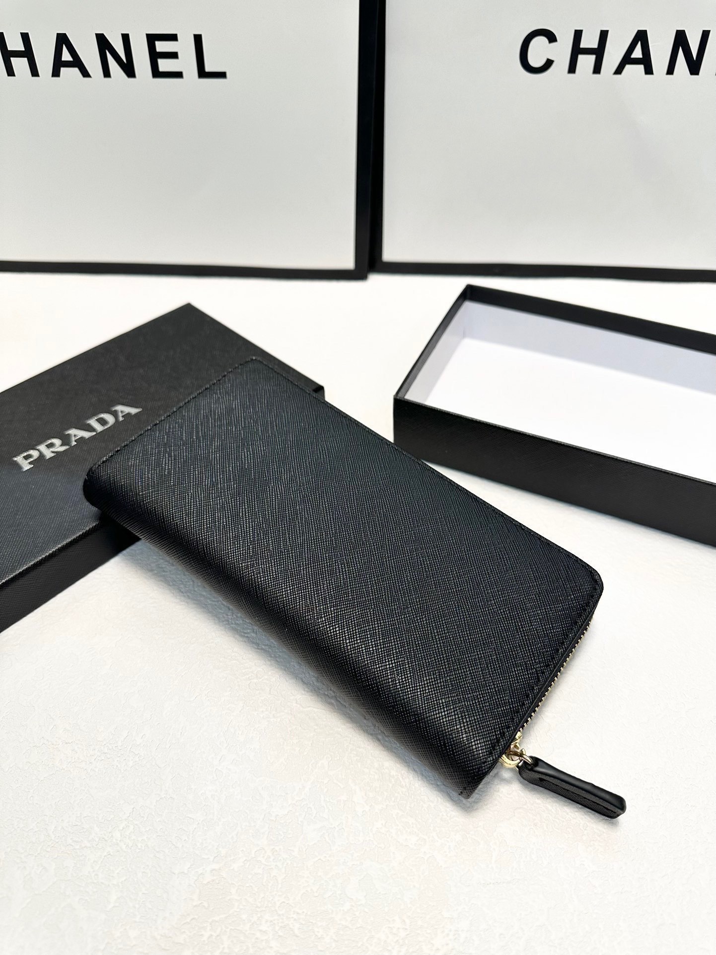 プラダ 十字纹牛皮 ブラック 20x10cm 高品質