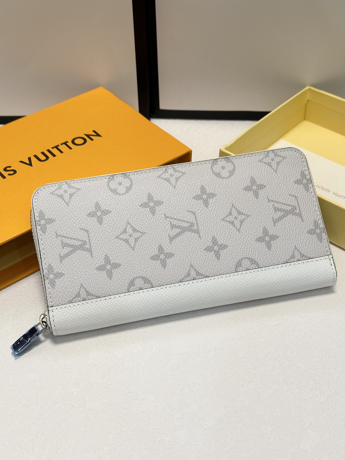 Die Fälschung von höchster Qualität
 Louis Vuitton Taschen Kupplungsbeutel Grau