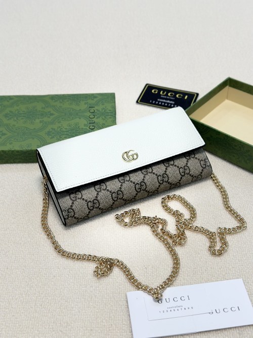 Gucci Shoulder Bag Clutch in White Leather and Classic GG Canvas, 19 x 10.5 cm 1 Gucci Shoulder Bag Clutch in White Leather and Classic GG Canvas, 19 x 10.5 cm