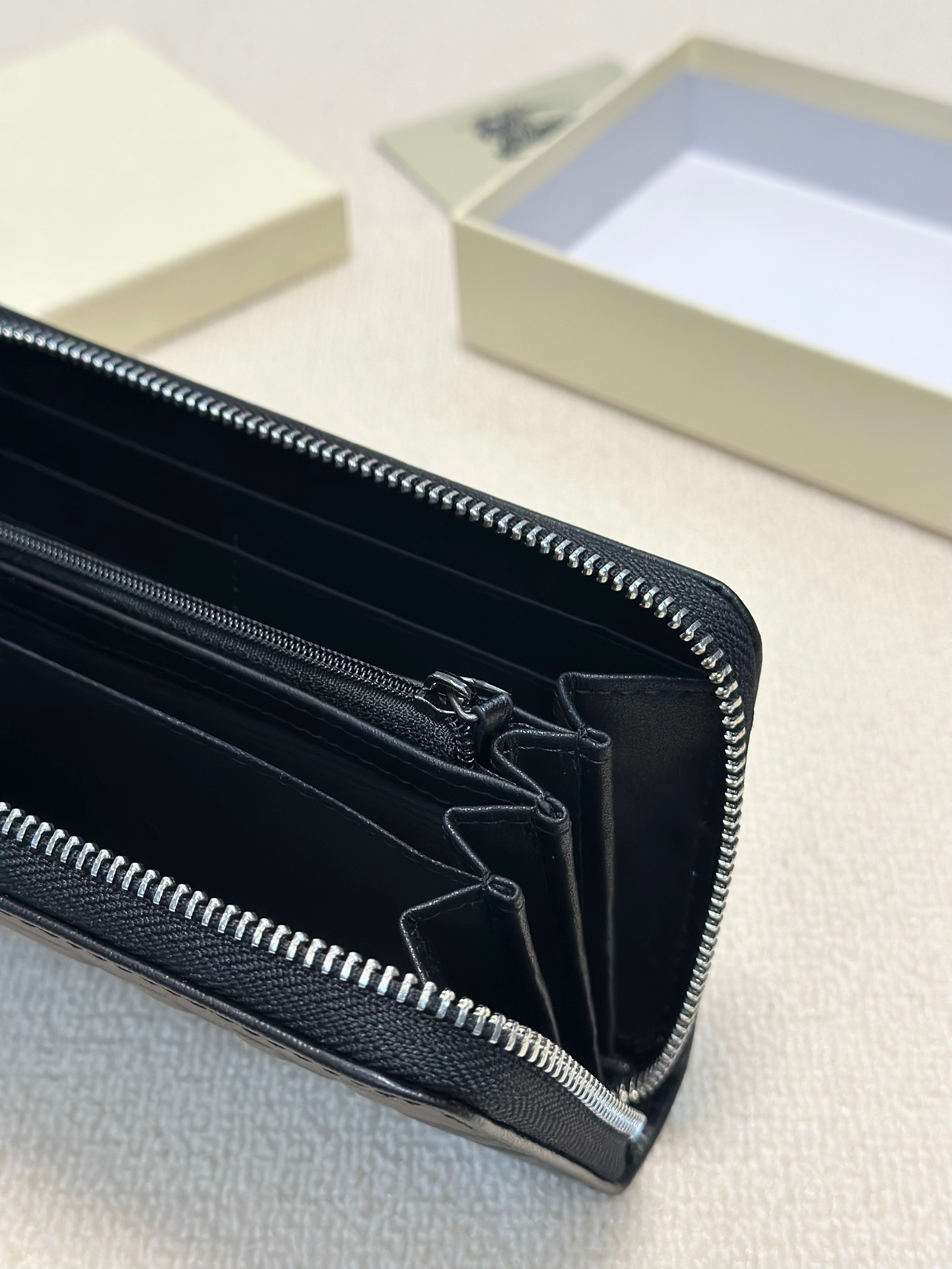 Burberry Men's Black Leather Clutch Wallet - 20x10cm, Multiple Card Slots 10 i1738826665894 9170 0 8