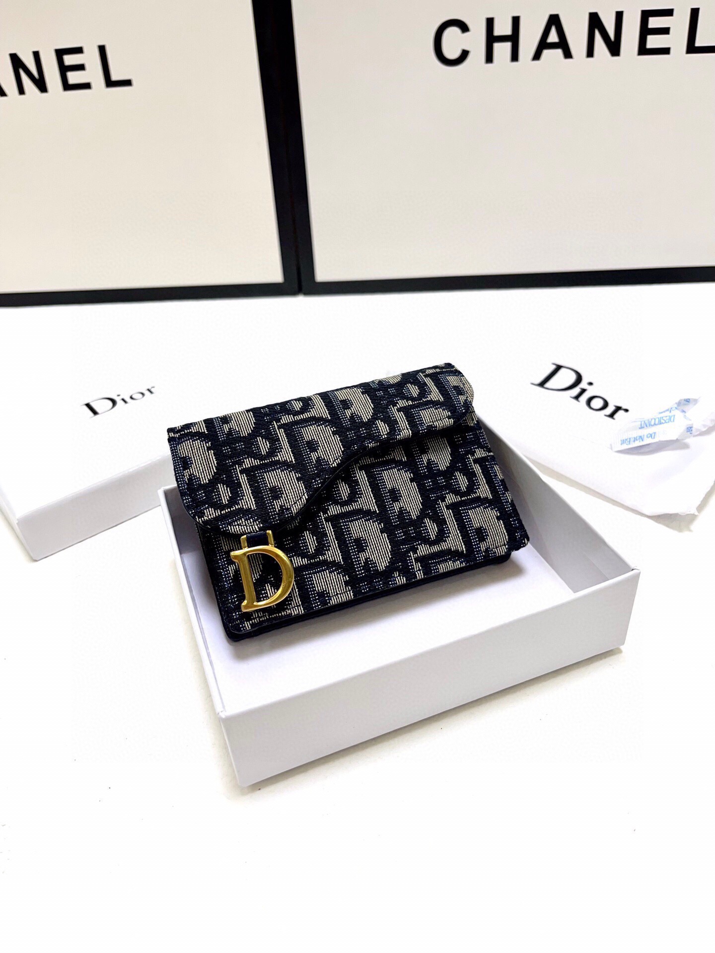 P80🎀🎀COLOR Black Grey🎀Size: 10.5*7🎀Dior Counter Ultima spedizione! La nuova piccola borsa per carte da sella viene spedita! Uno piccolo può contenere più di una dozzina di carte e qualche denaro, il che è sufficiente per le persone oggi! Stampe oblique retrò e classiche, abbinate a squisiti accessori oro  “d ” Aggiungi uno stile moderno, una sensazione retrò e alla moda al complesso