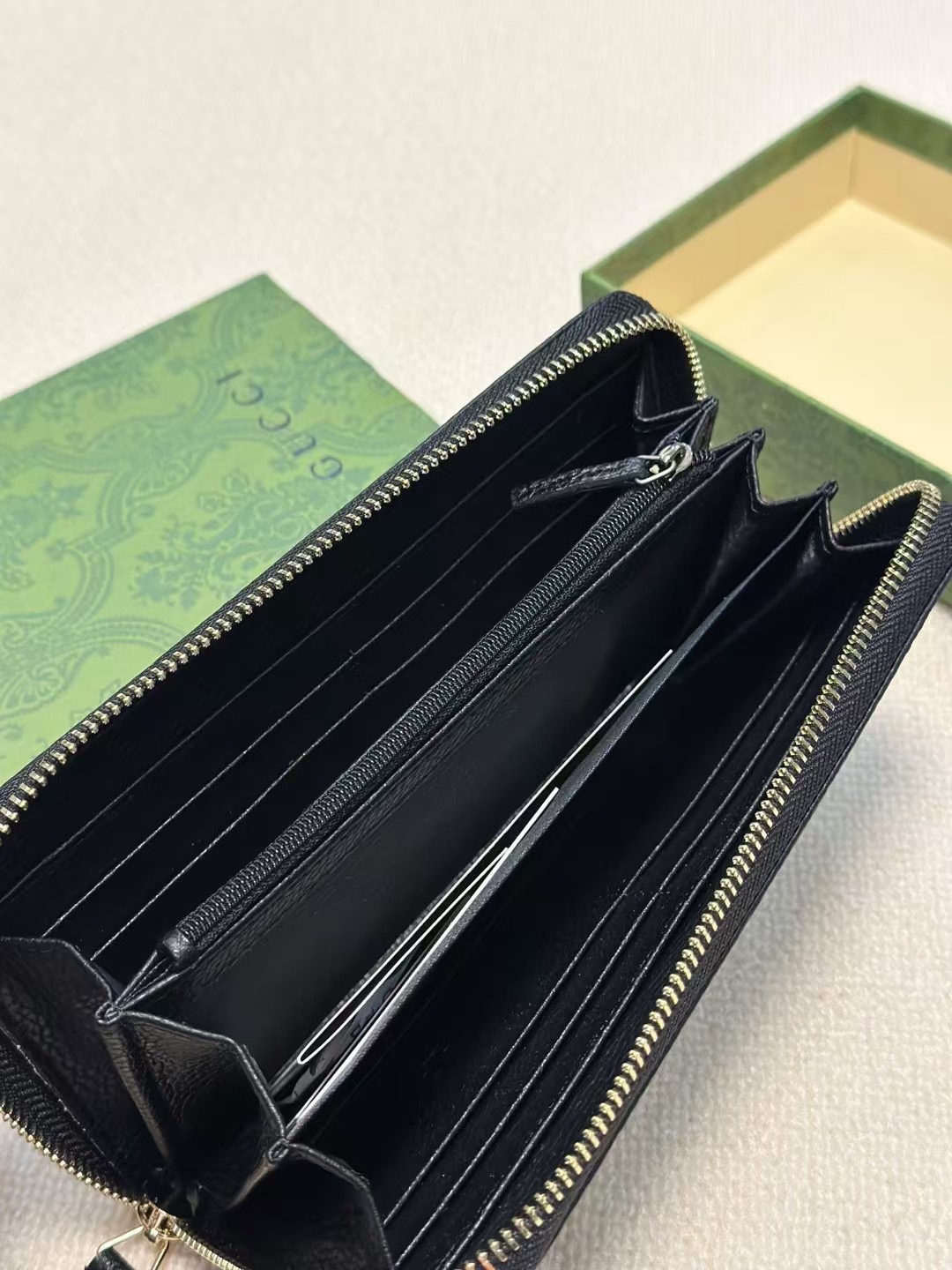 GUCCI ブラック牛皮単拉链手包 - 高級感あふれる手触りと優れた収納力