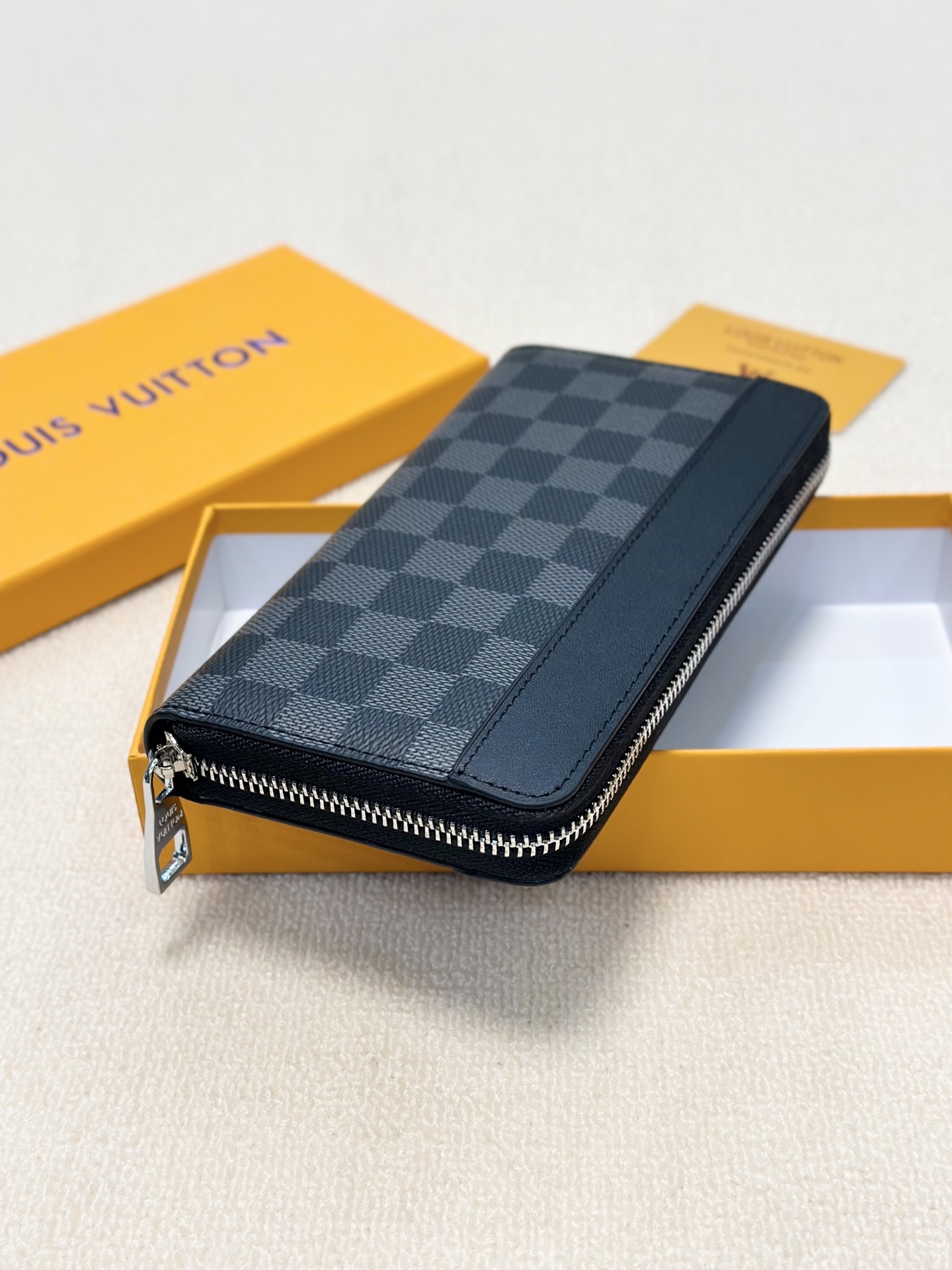LV新作 男性用手包 ブラックチェック柄 高級レザー製