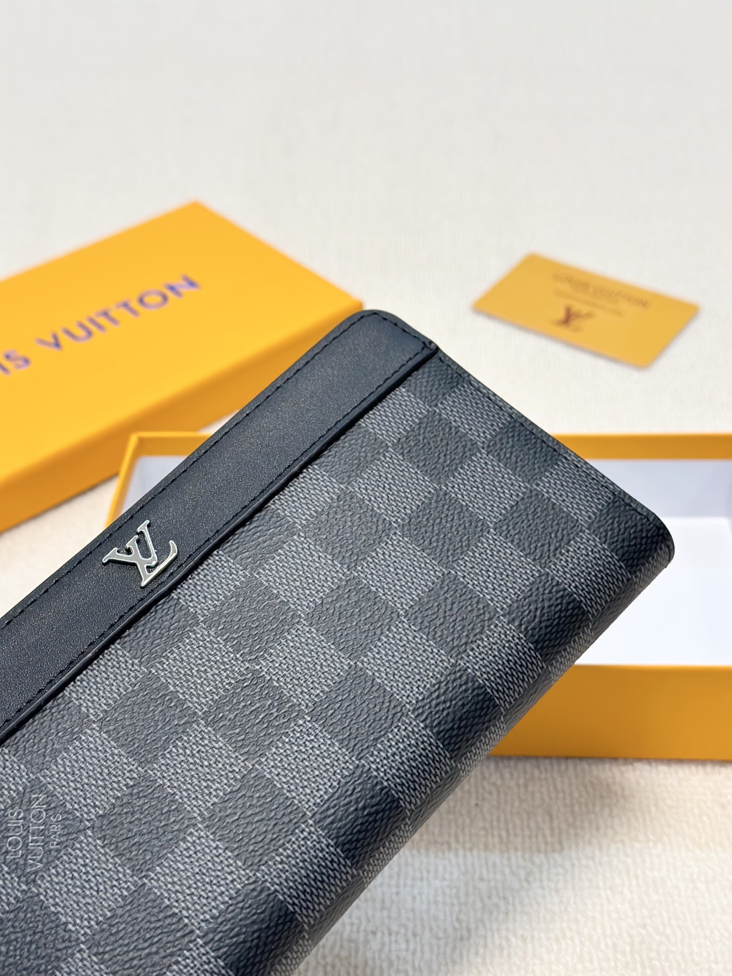 LV新作 男性用手包 ブラックチェック柄 高級レザー製