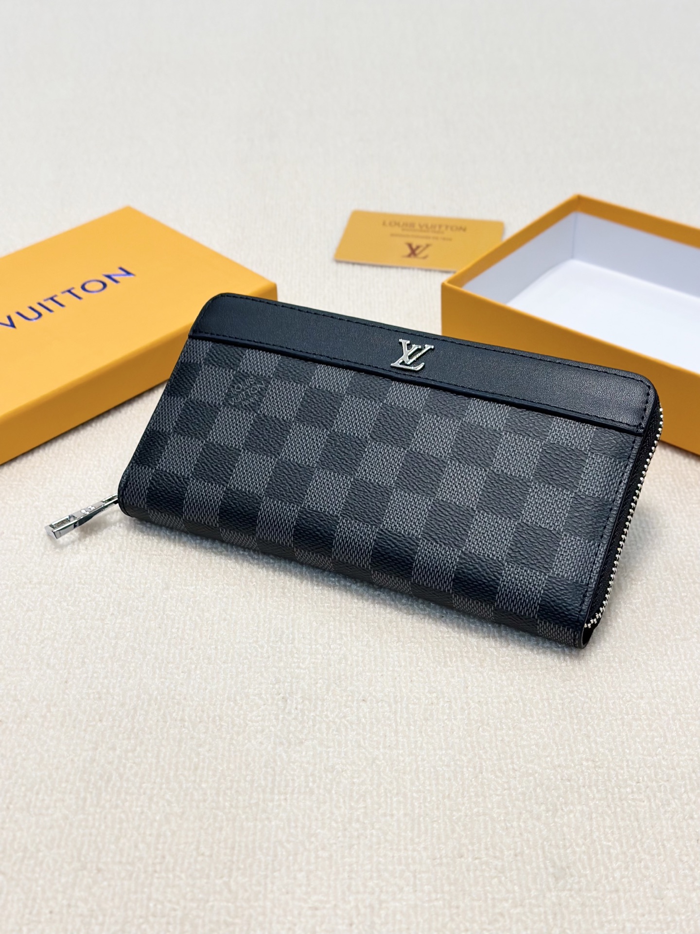 LV新作 男性用手包 ブラックチェック柄 高級レザー製