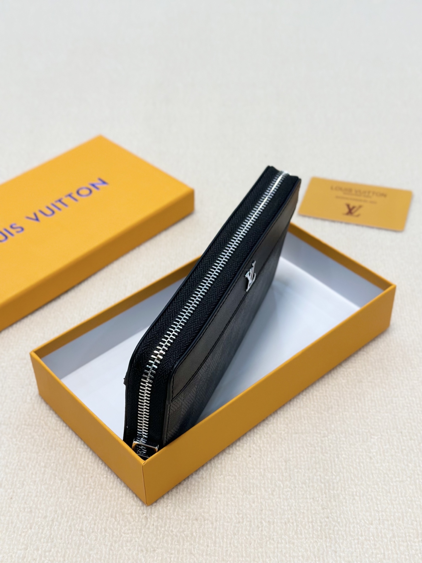 LV新作 男性用手包 ブラックチェック柄 高級レザー製