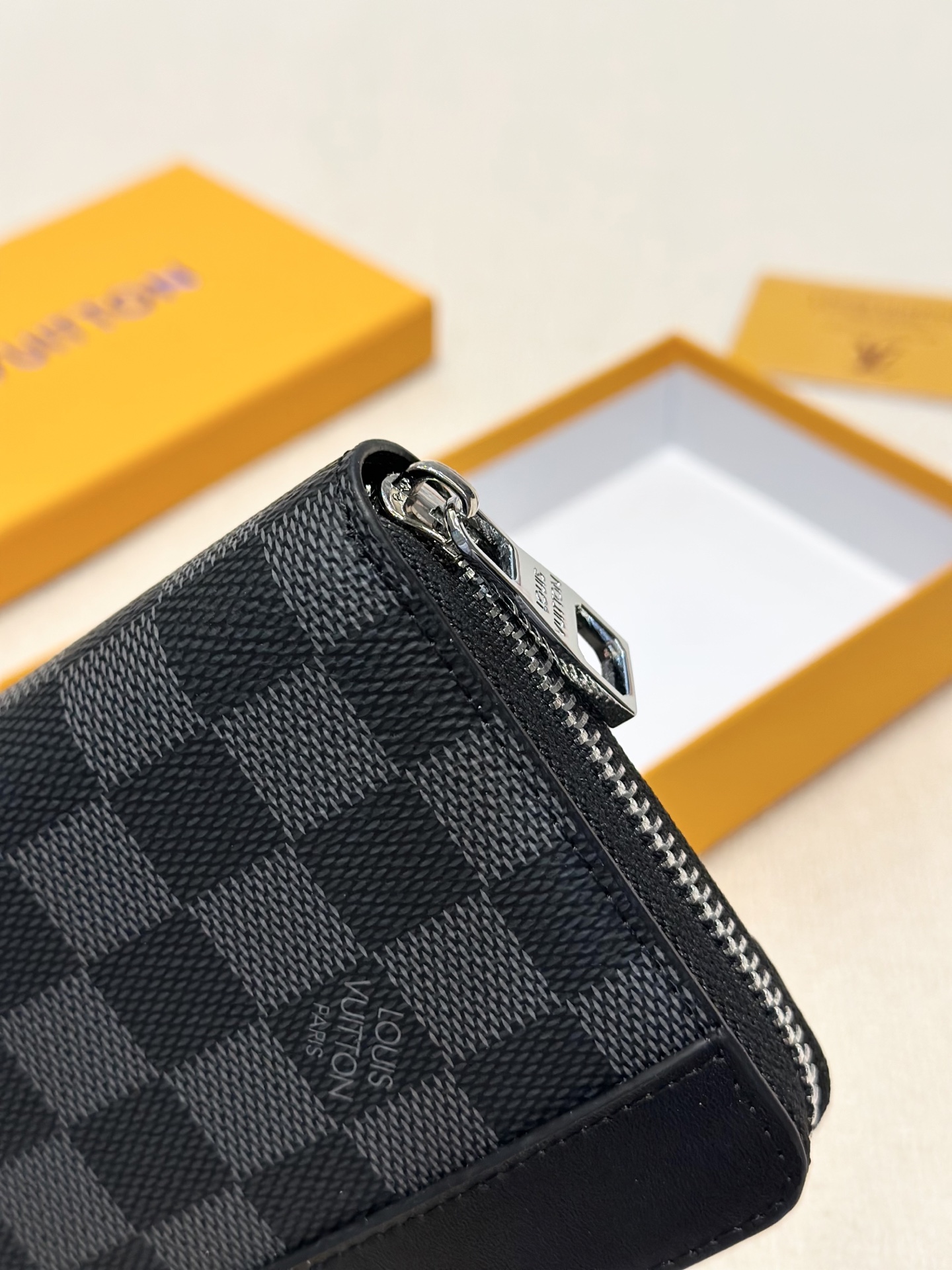 LV新作 男性用手包 ブラックチェック柄 高級レザー製