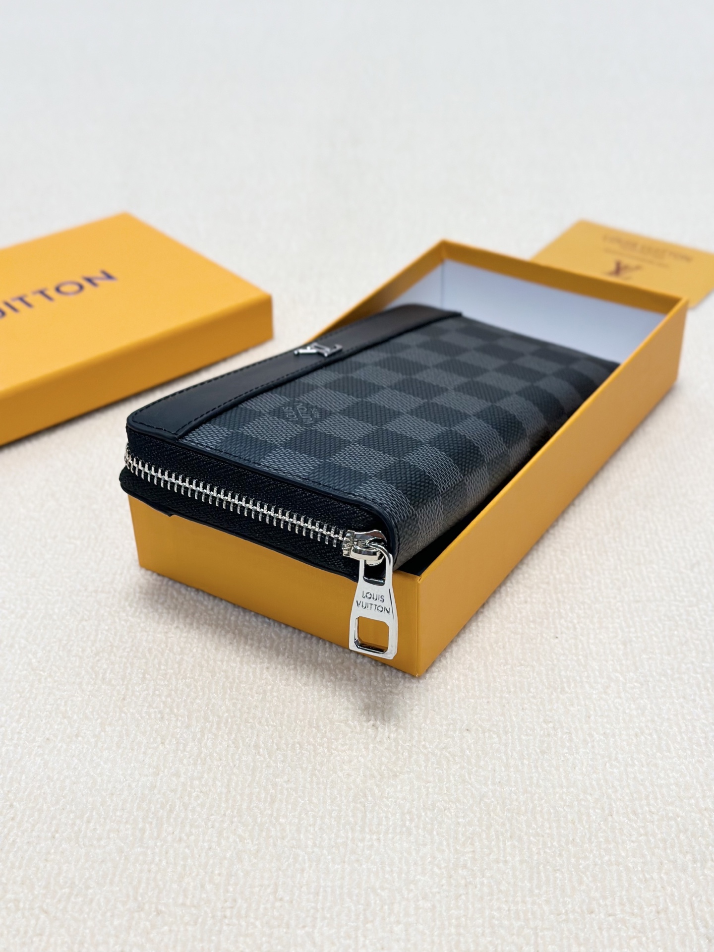 LV新作 男性用手包 ブラックチェック柄 高級レザー製
