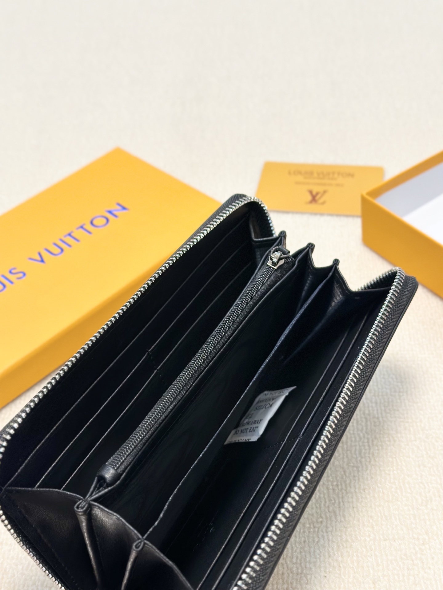 LV新作 男性用手包 ブラックチェック柄 高級レザー製