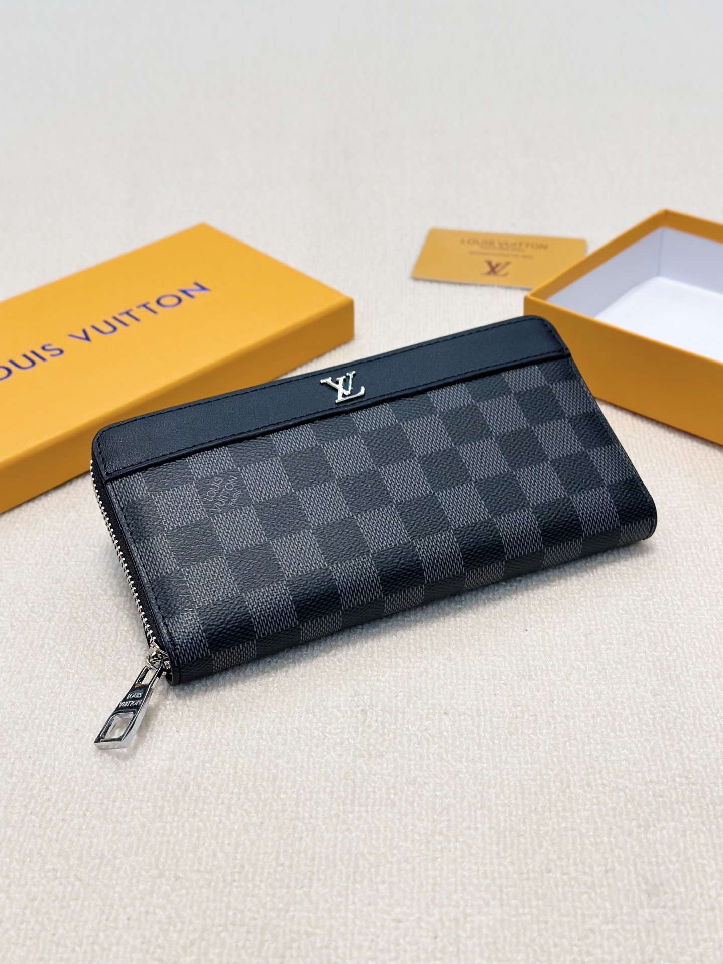 LV新作 男性用手包 ブラックチェック柄 高級レザー製