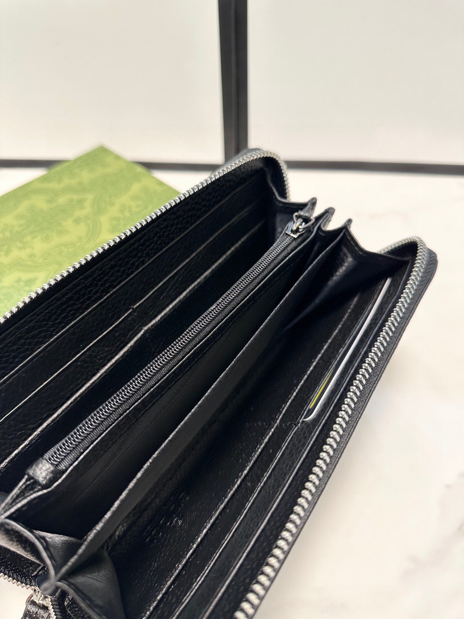 Gucci シングルファスナー手包 PVCと牛皮の高級感