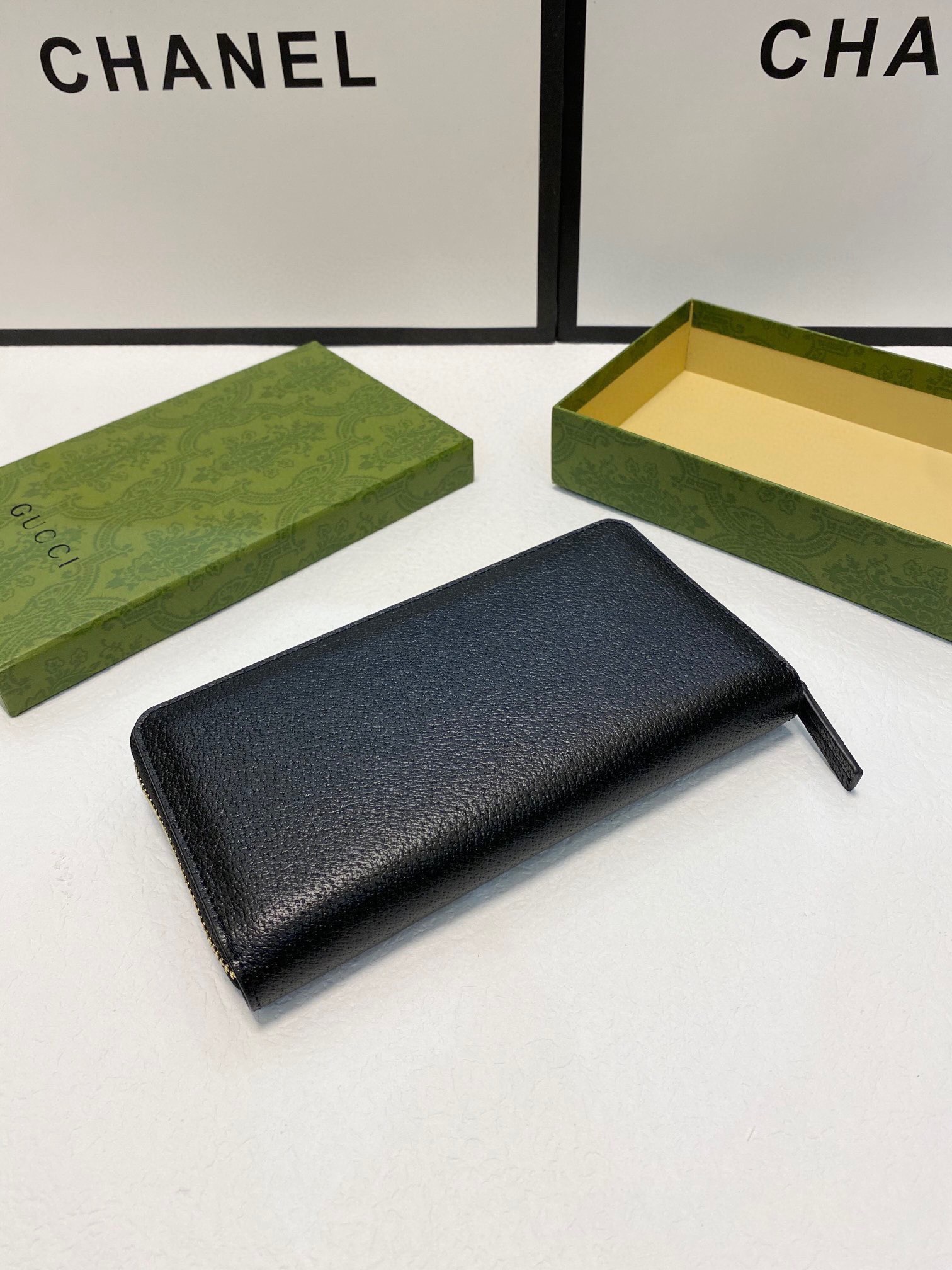 Animalierシリーズ ブラック レザー三面ラウンドジップ財布 蜂のディテール