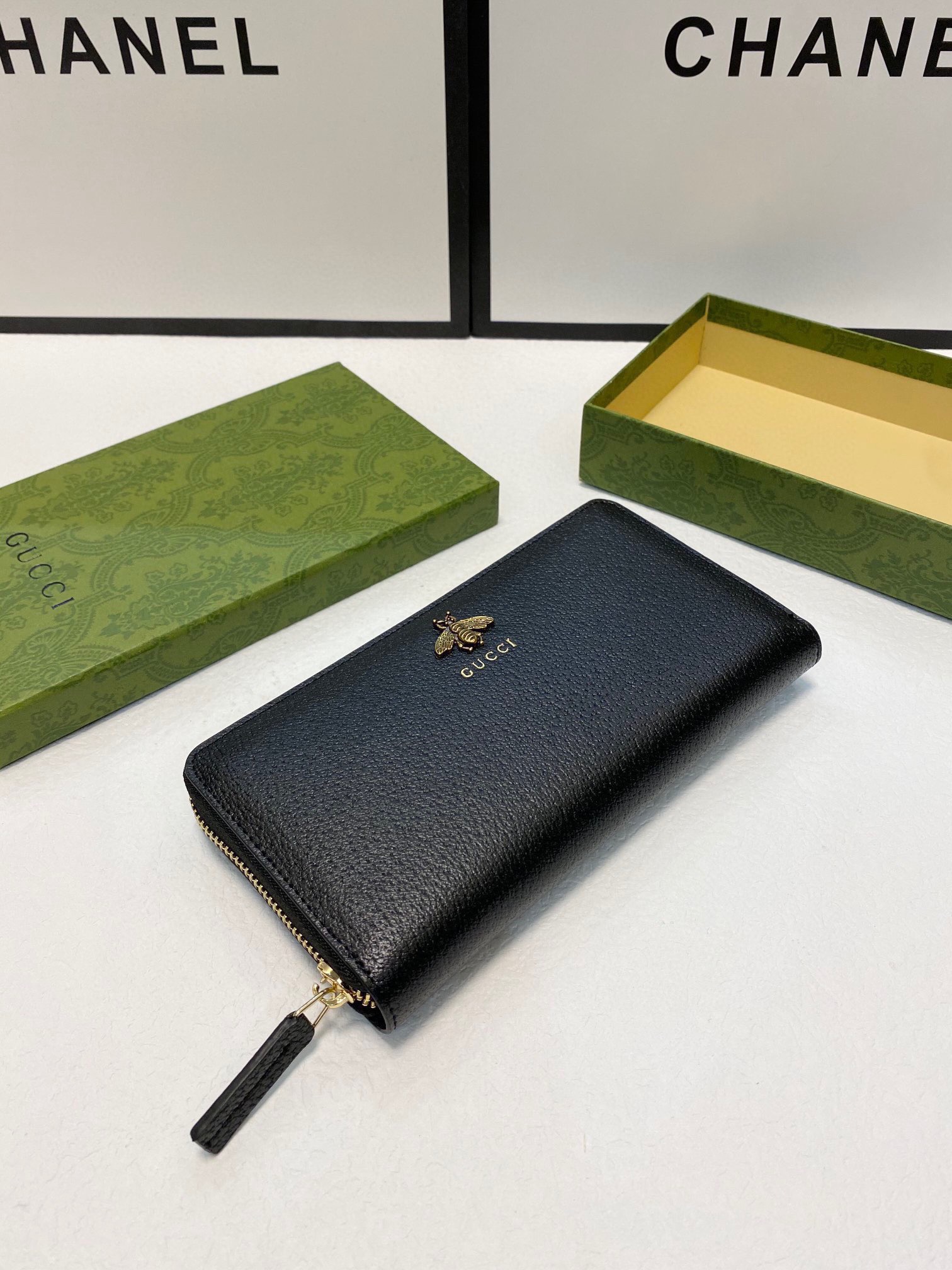 Animalierシリーズ ブラック レザー三面ラウンドジップ財布 蜂のディテール