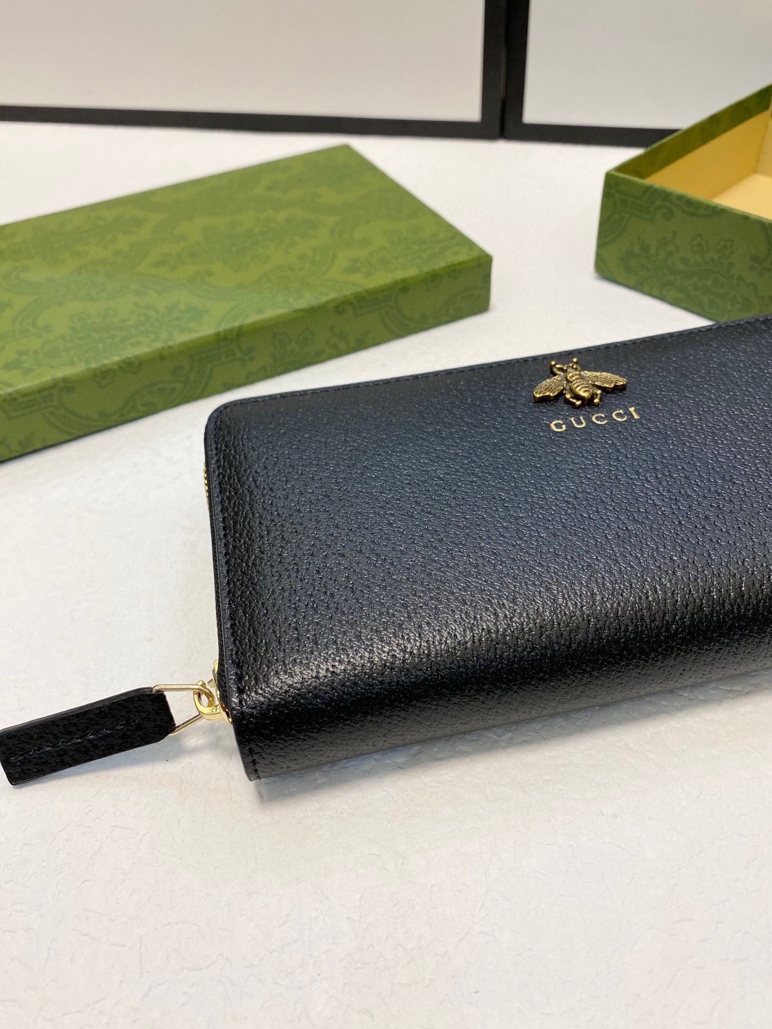 Animalierシリーズ ブラック レザー三面ラウンドジップ財布 蜂のディテール