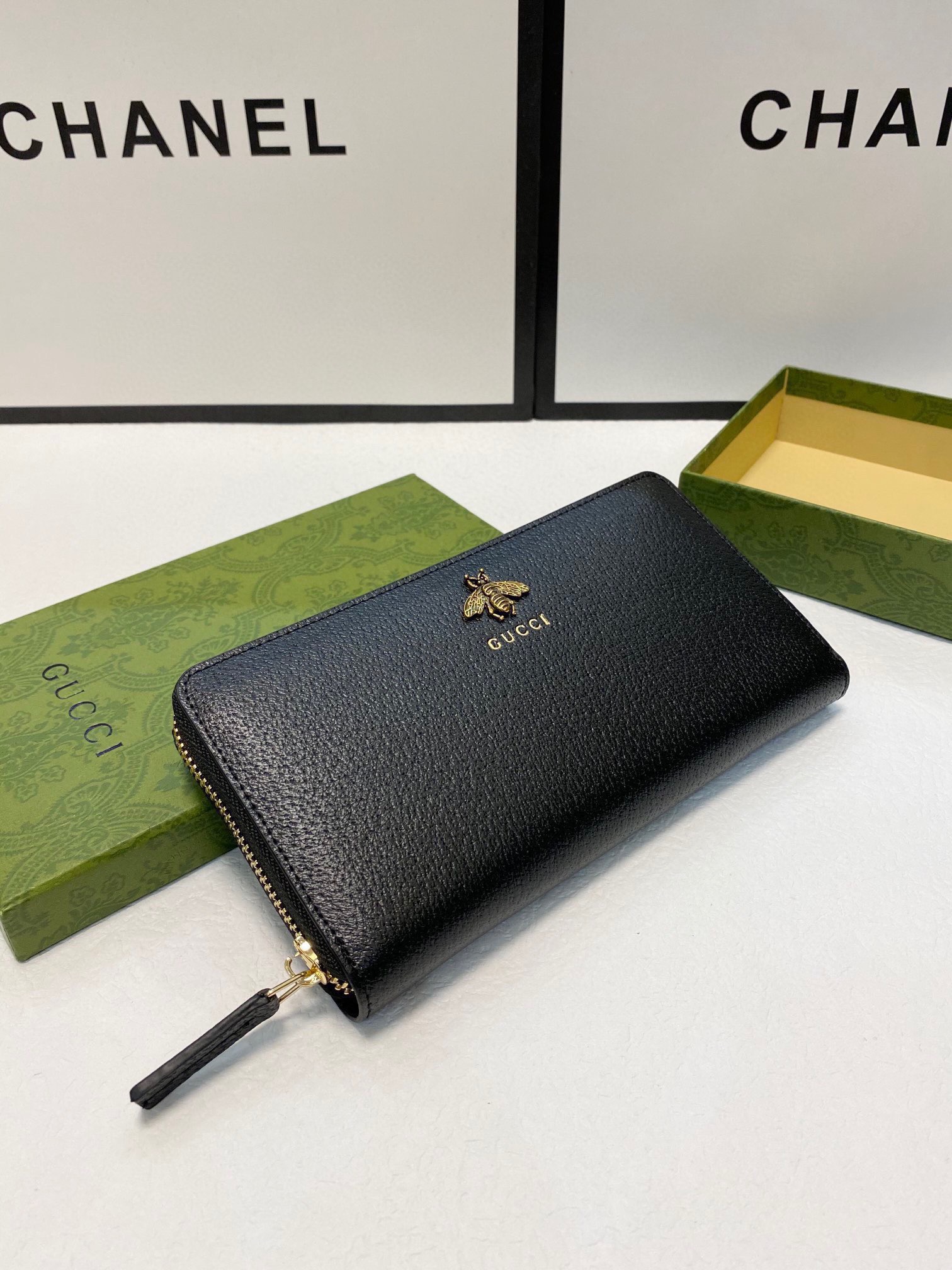 Animalierシリーズ ブラック レザー三面ラウンドジップ財布 蜂のディテール