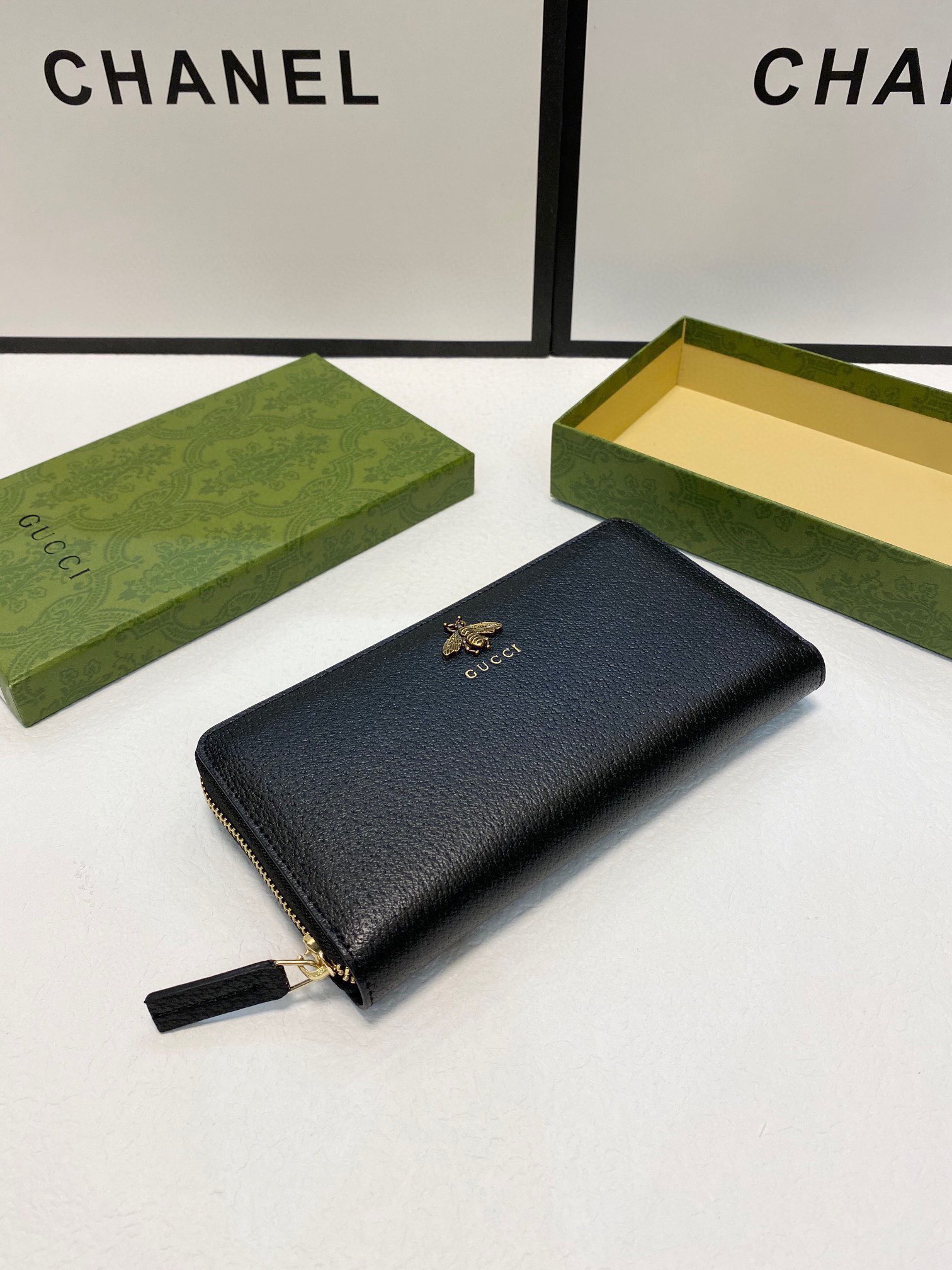 Animalierシリーズ ブラック レザー三面ラウンドジップ財布 蜂のディテール