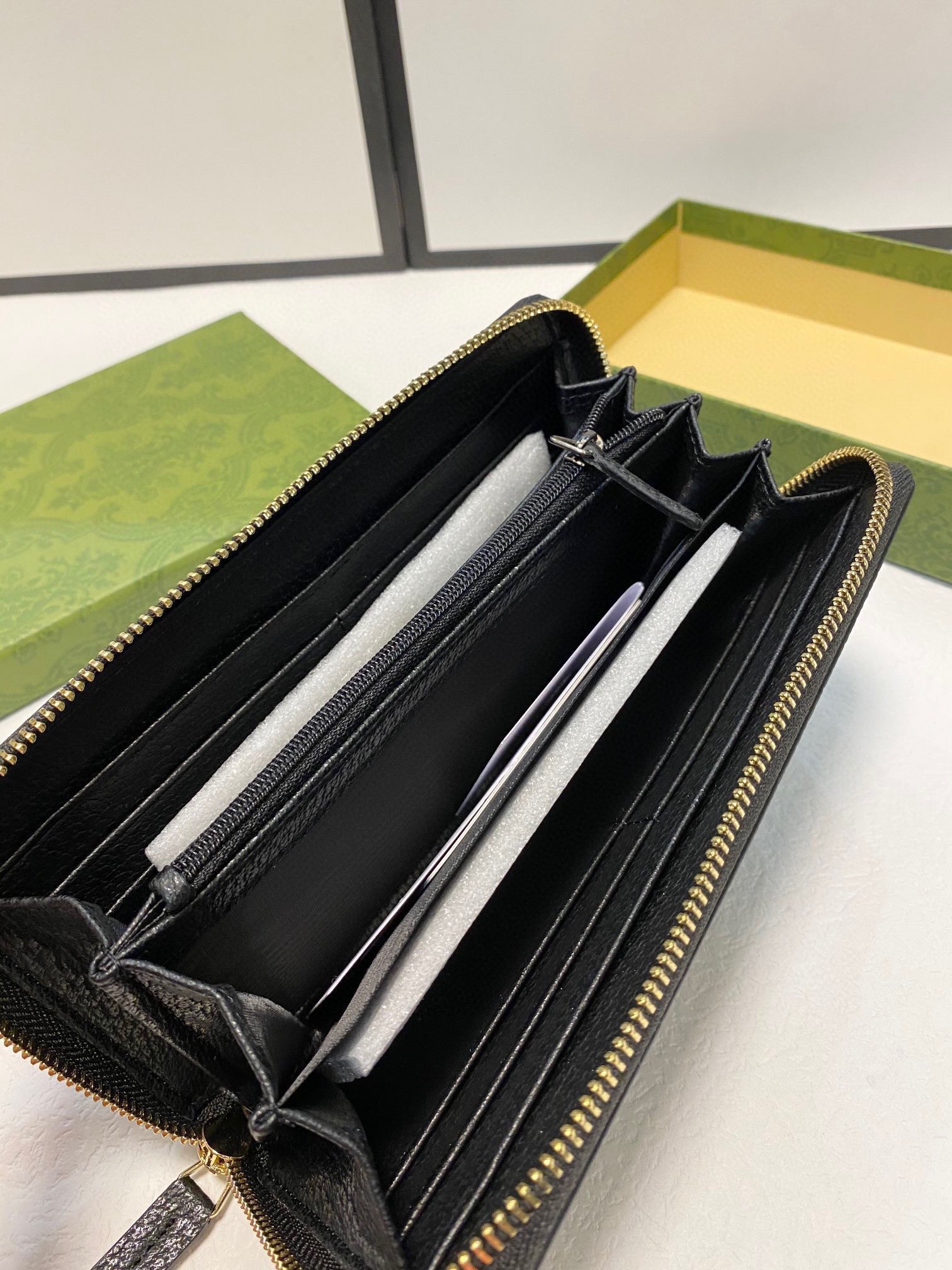 Animalierシリーズ ブラック レザー三面ラウンドジップ財布 蜂のディテール