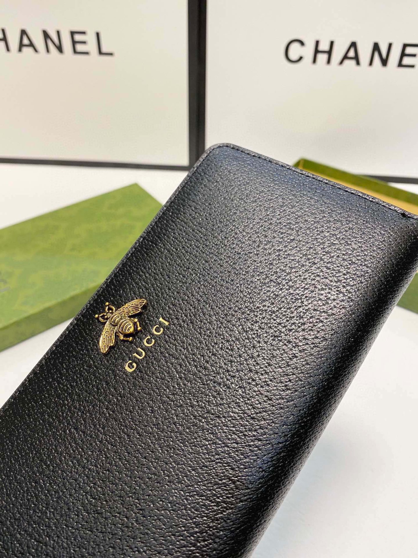 Animalierシリーズ ブラック レザー三面ラウンドジップ財布 蜂のディテール