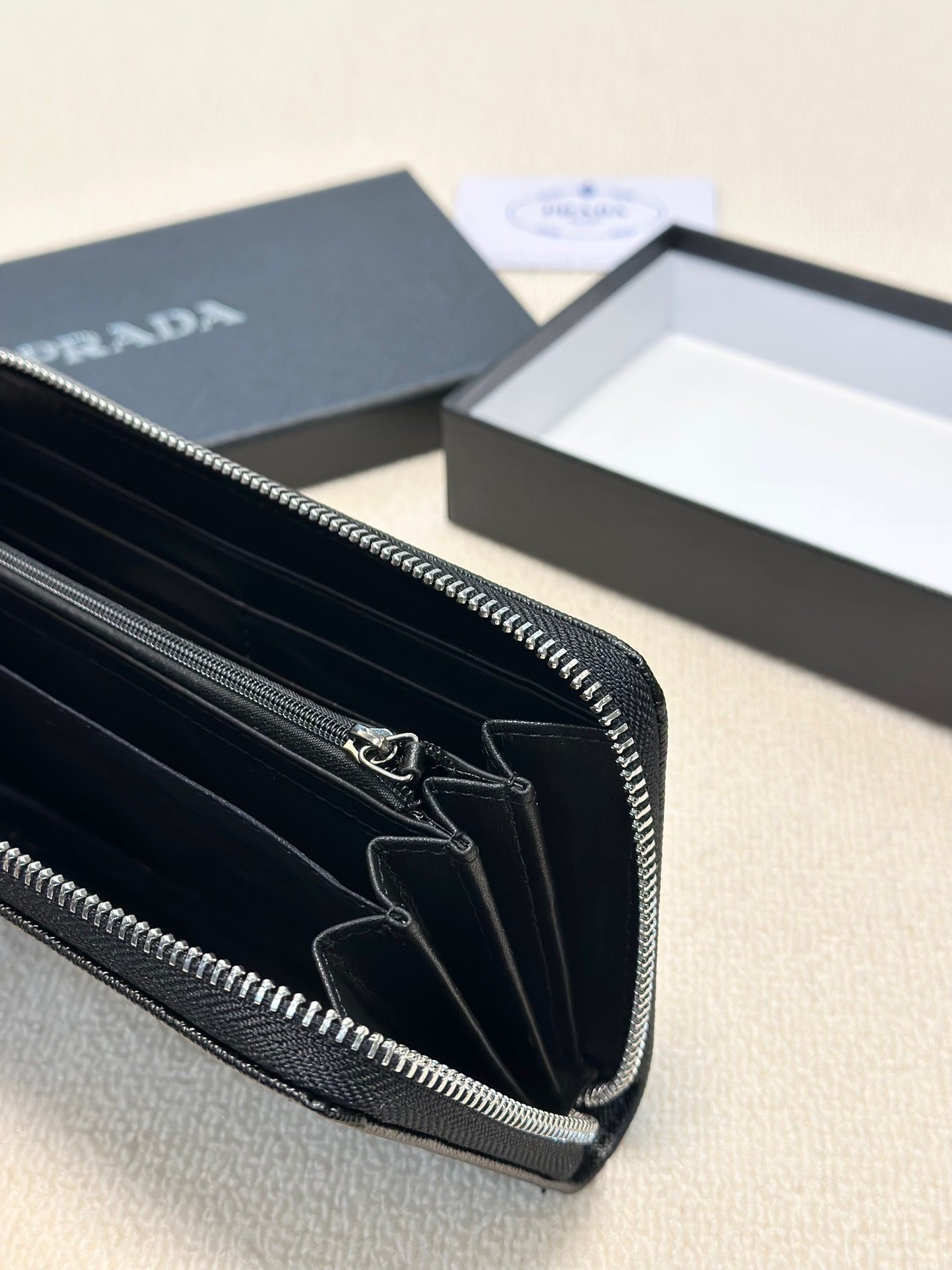 プラダ 十字纹牛皮クラッチバッグ ブラック 20x10cm