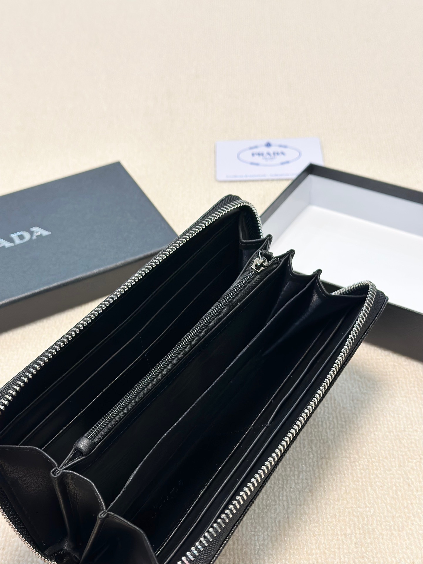 プラダ 十字纹牛皮クラッチバッグ ブラック 20x10cm