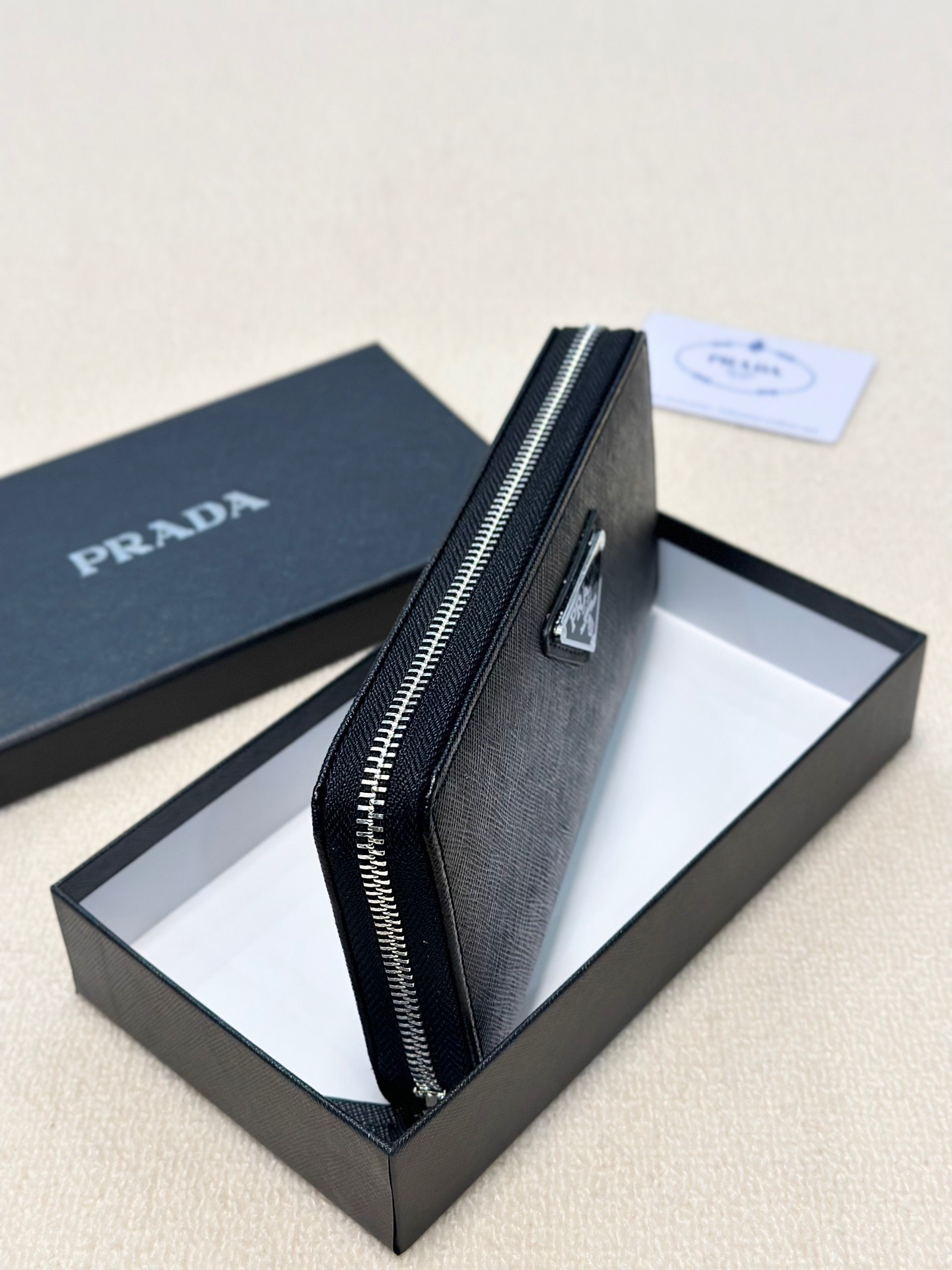 プラダ 十字纹牛皮クラッチバッグ ブラック 20x10cm