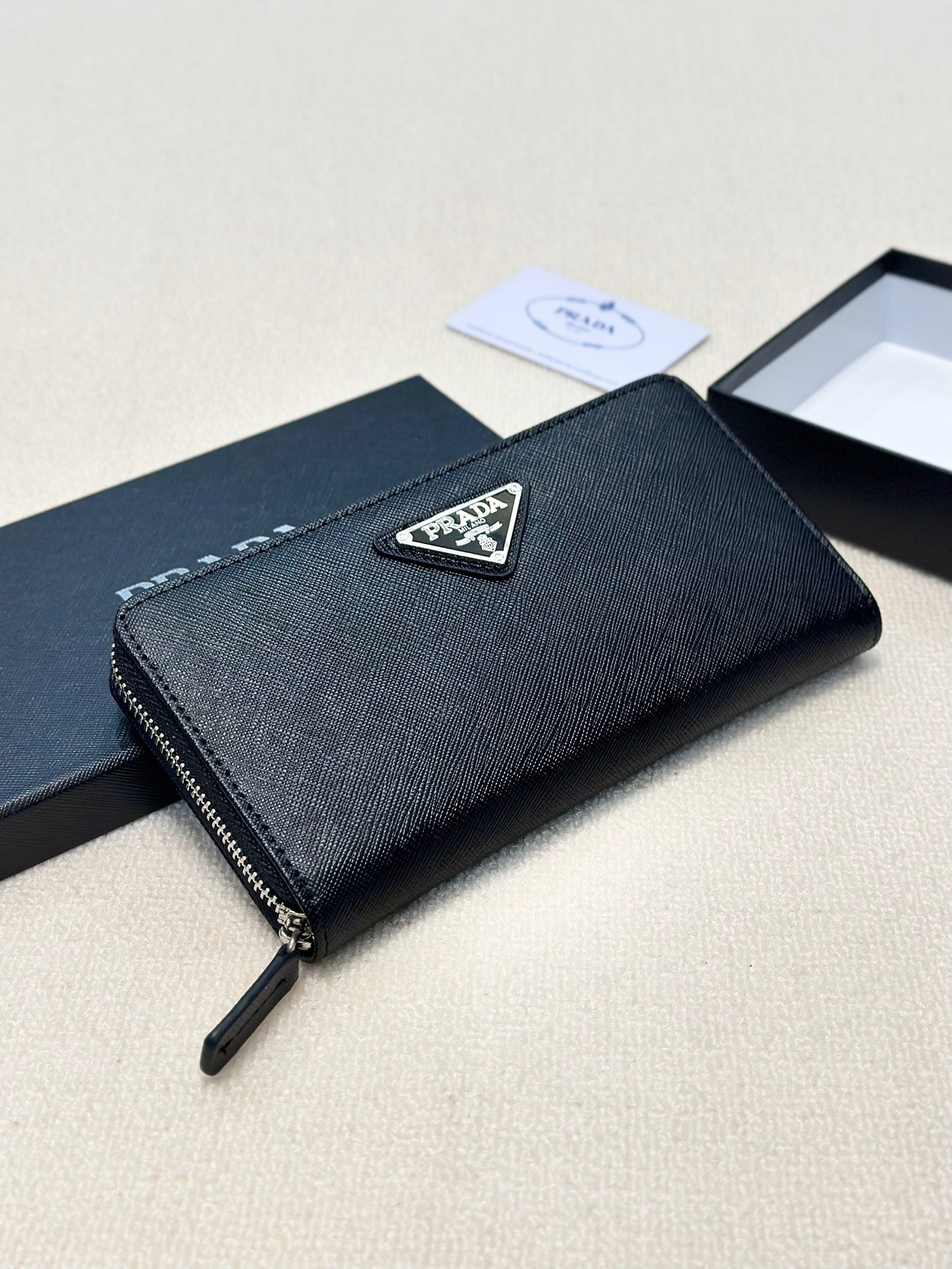 プラダ 十字纹牛皮クラッチバッグ ブラック 20x10cm