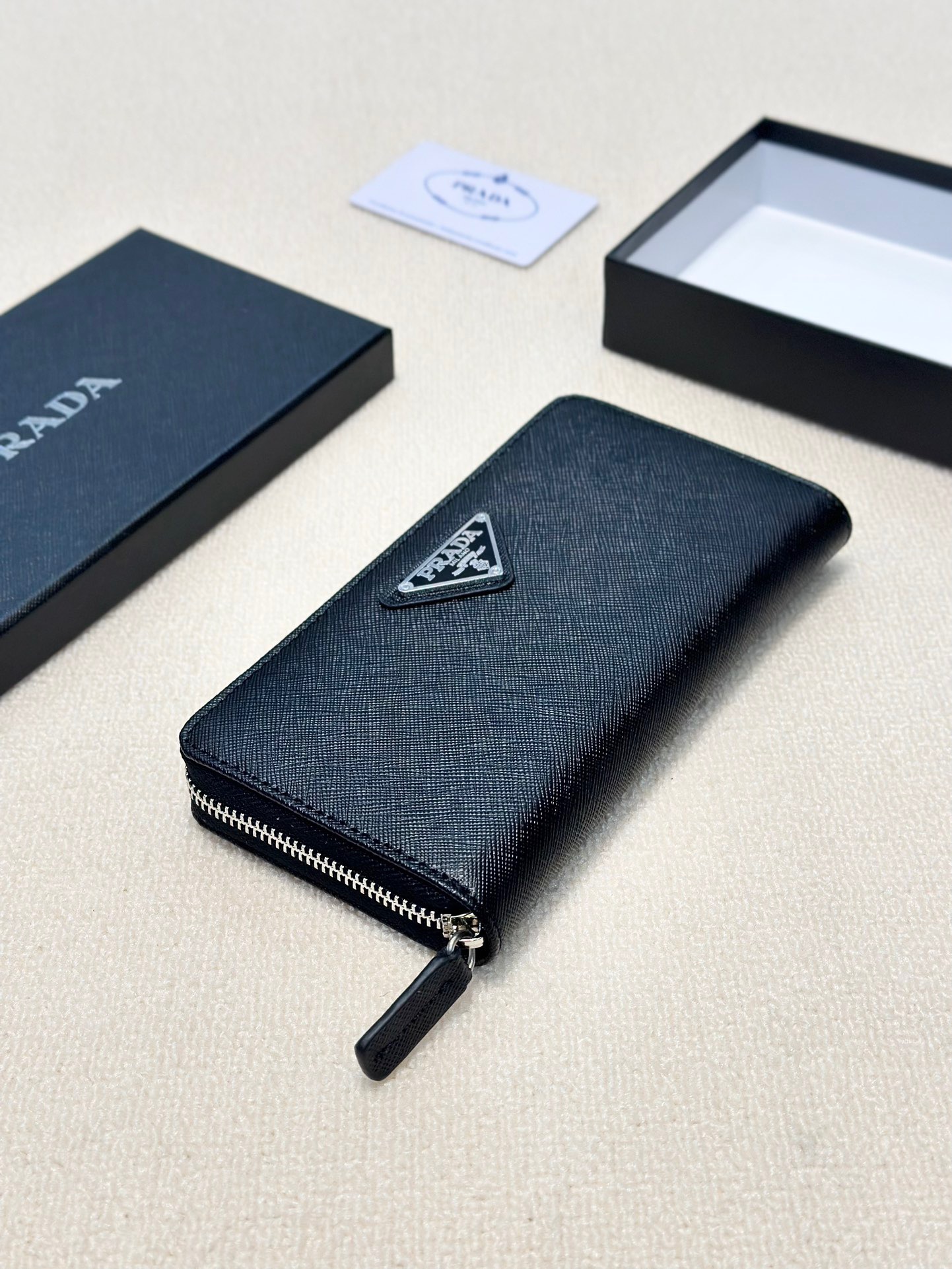 プラダ 十字纹牛皮クラッチバッグ ブラック 20x10cm