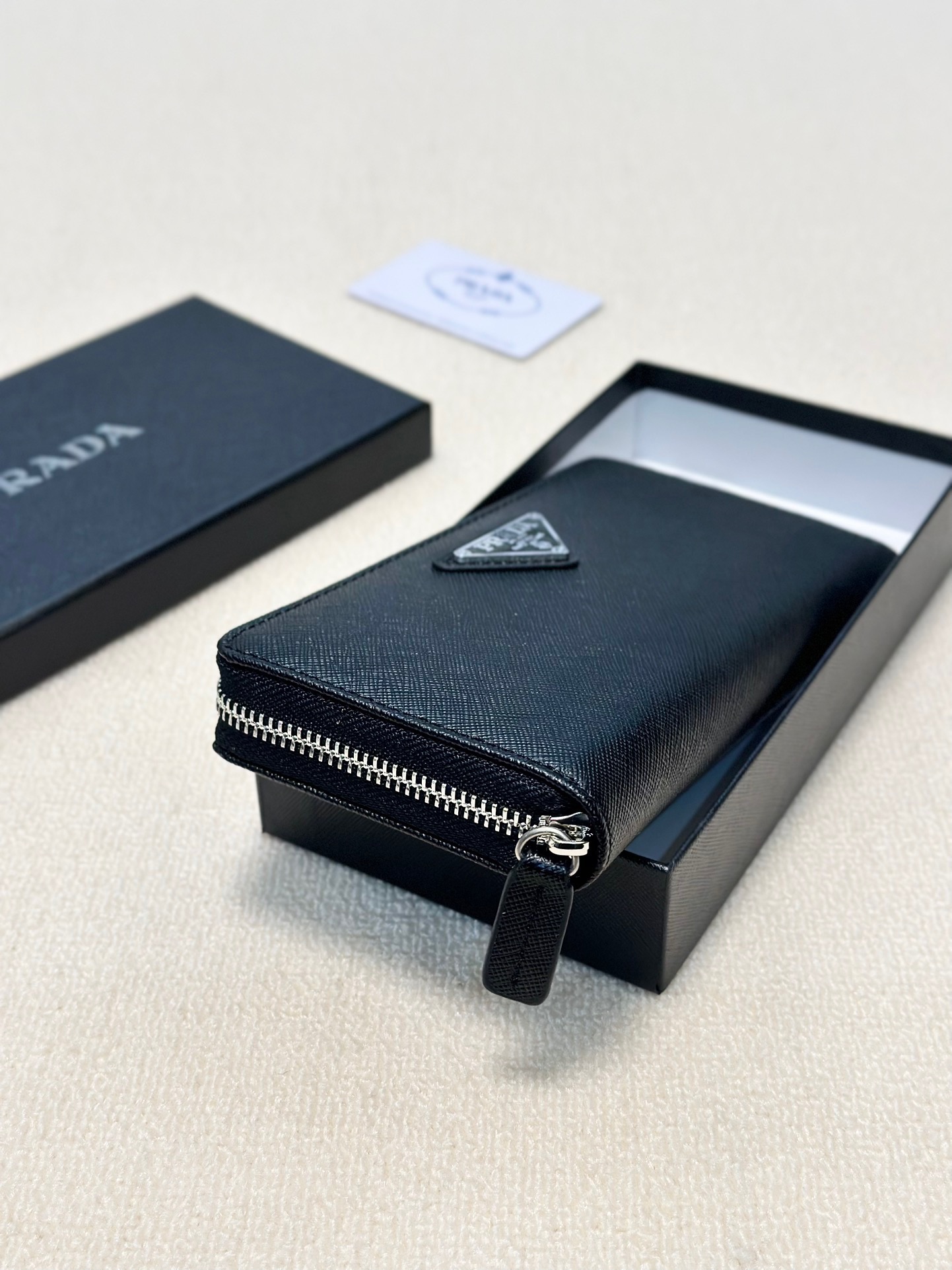 プラダ 十字纹牛皮クラッチバッグ ブラック 20x10cm