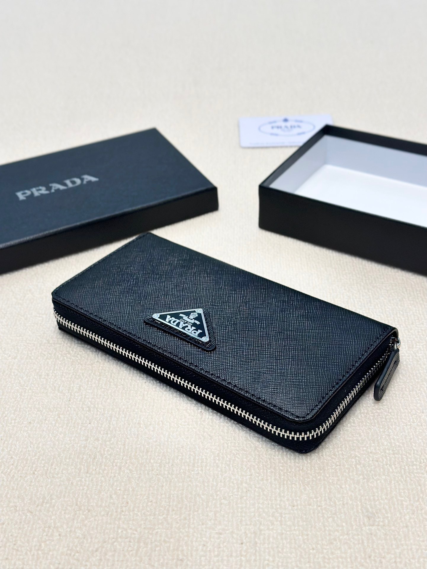 プラダ 十字纹牛皮クラッチバッグ ブラック 20x10cm