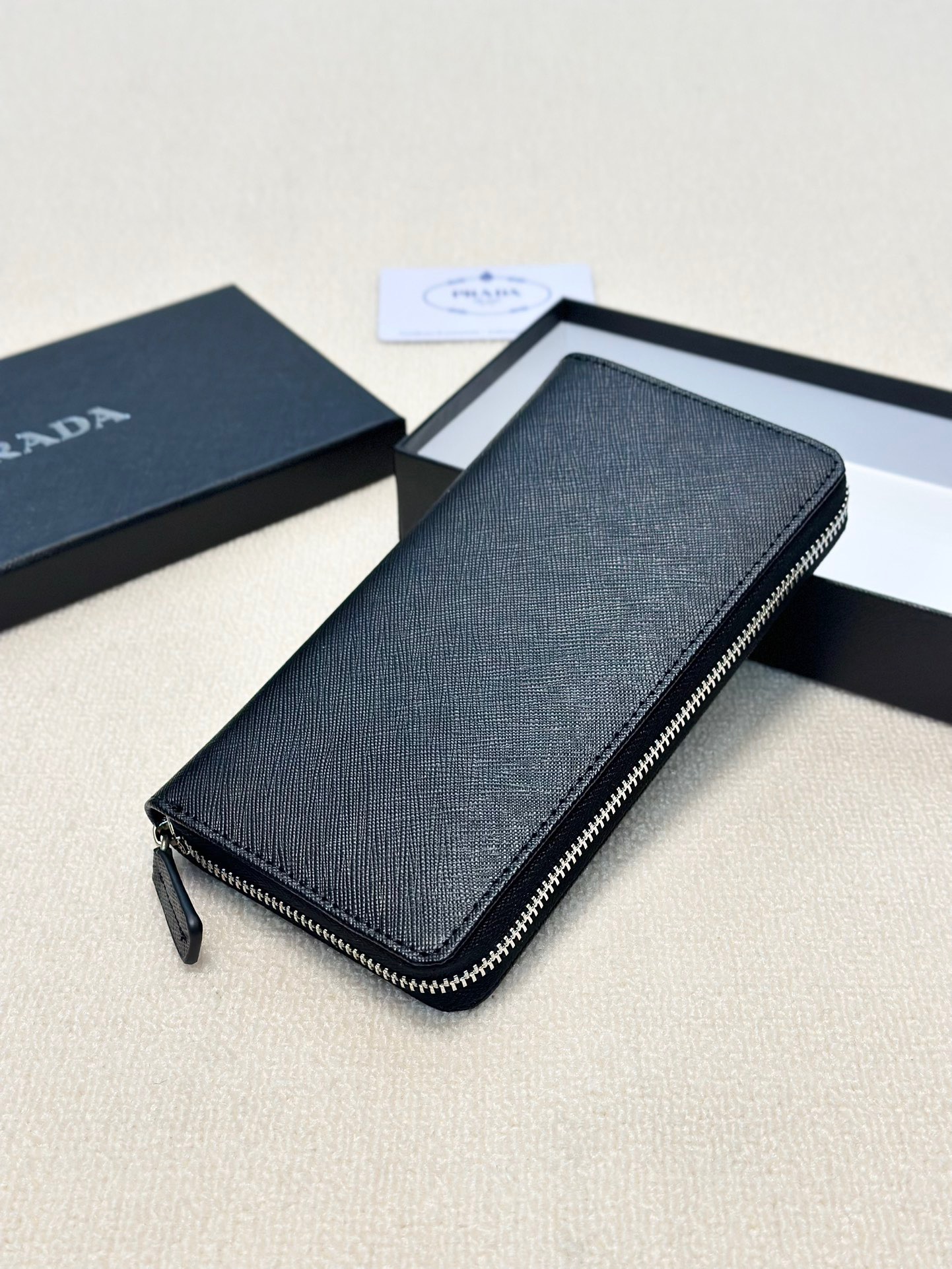 プラダ 十字纹牛皮クラッチバッグ ブラック 20x10cm