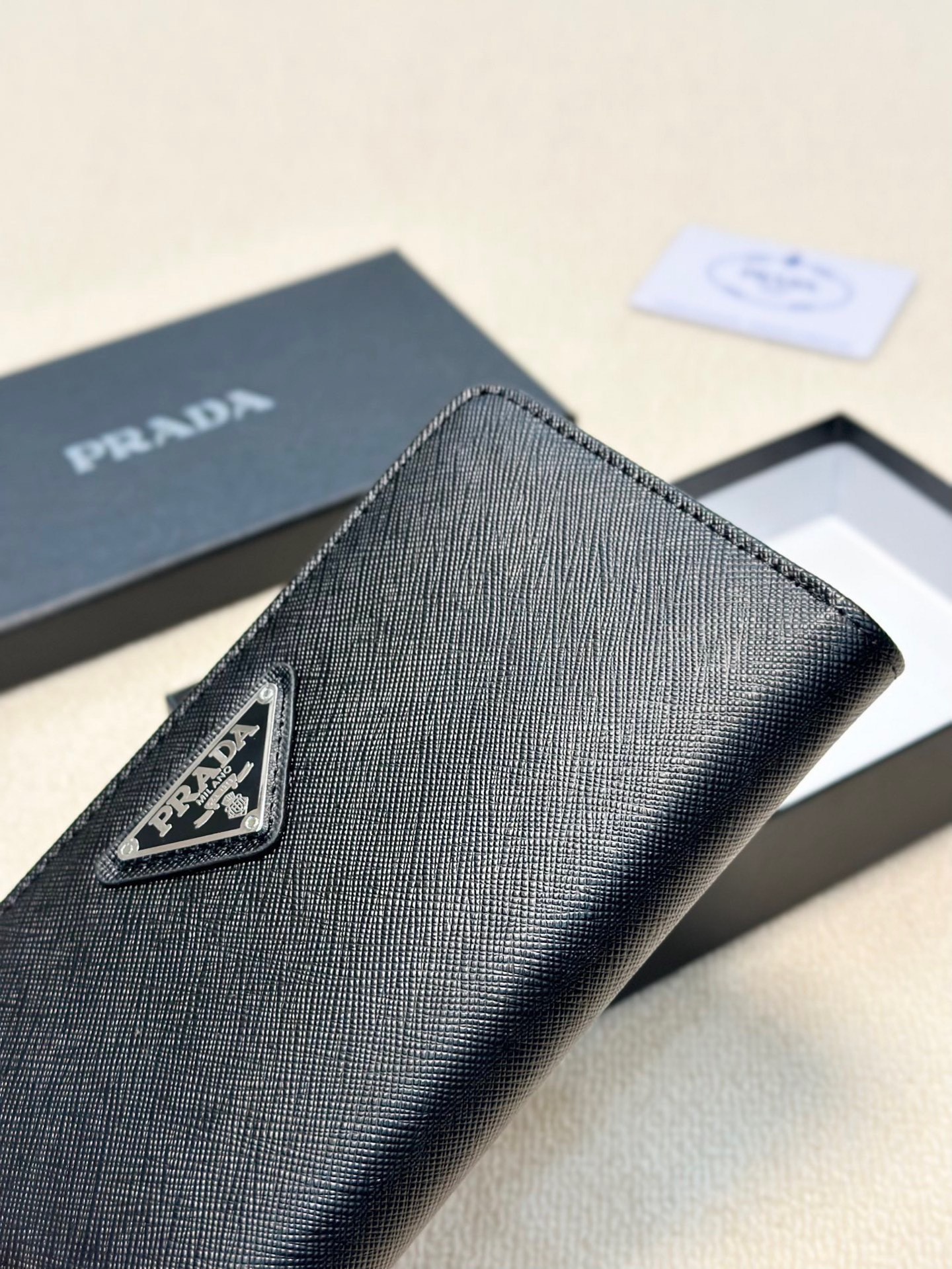 プラダ 十字纹牛皮クラッチバッグ ブラック 20x10cm