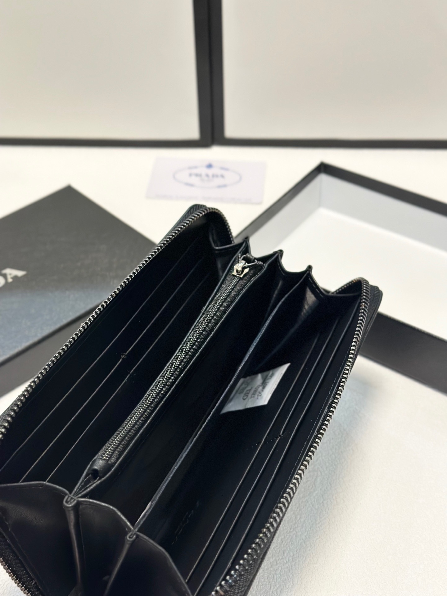 プラダ 十字纹牛皮バッグ ブラック 20x10cm 高級感溢れるデザイン