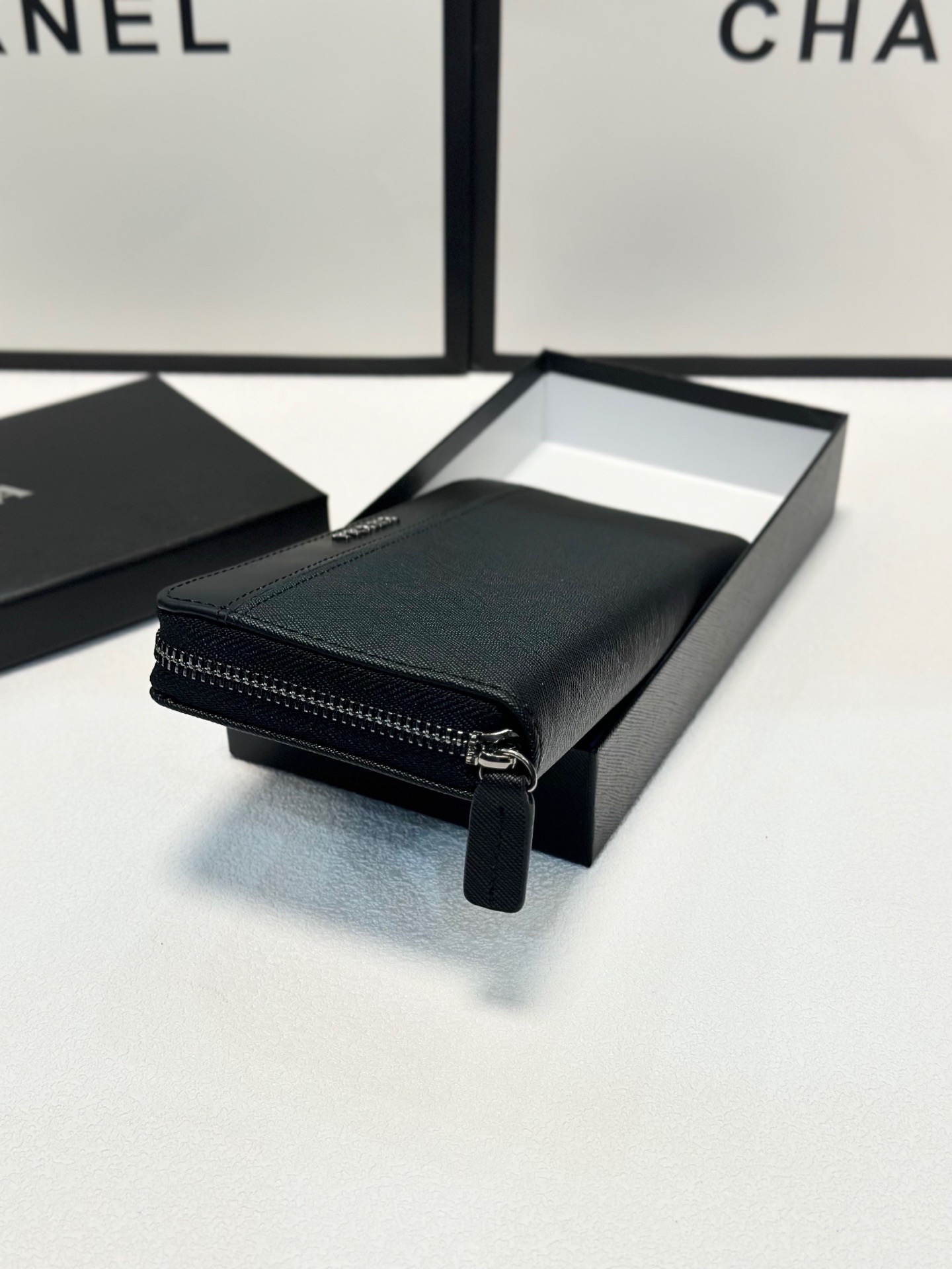 プラダ 十字纹牛皮バッグ ブラック 20x10cm 高級感溢れるデザイン