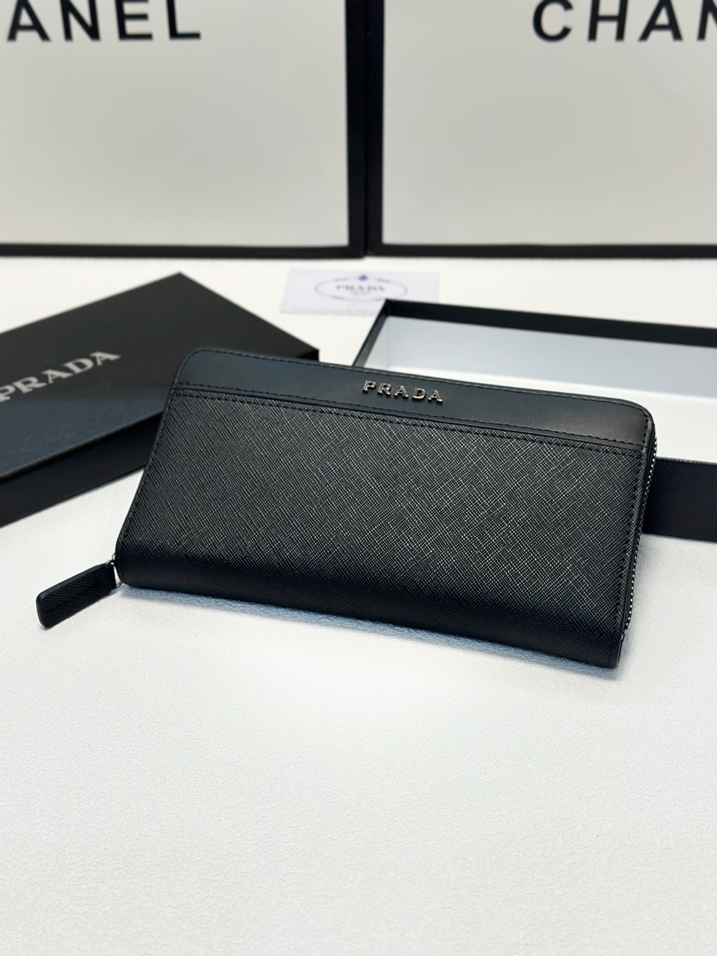 プラダ 十字纹牛皮バッグ ブラック 20x10cm 高級感溢れるデザイン