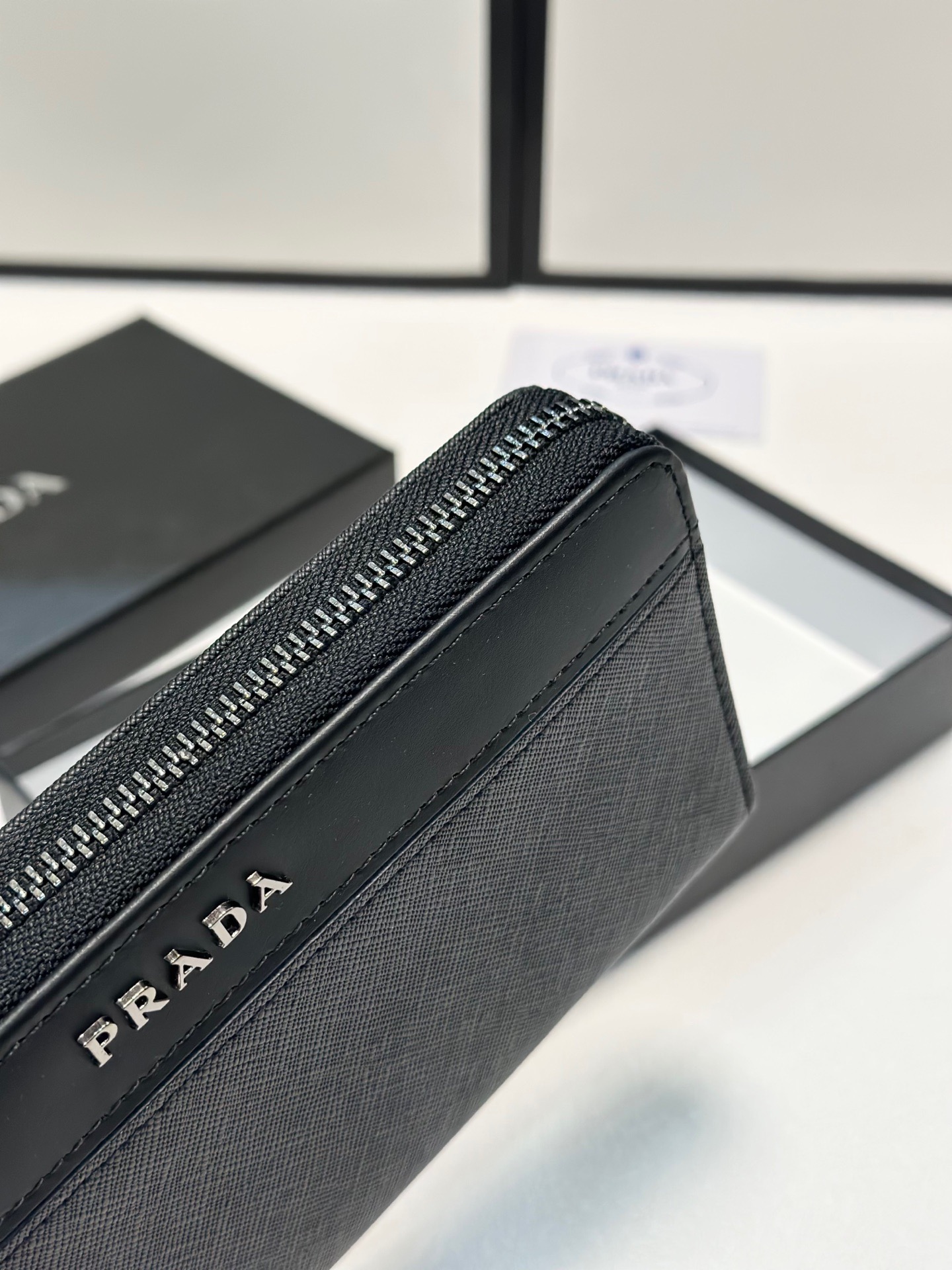 プラダ 十字纹牛皮バッグ ブラック 20x10cm 高級感溢れるデザイン