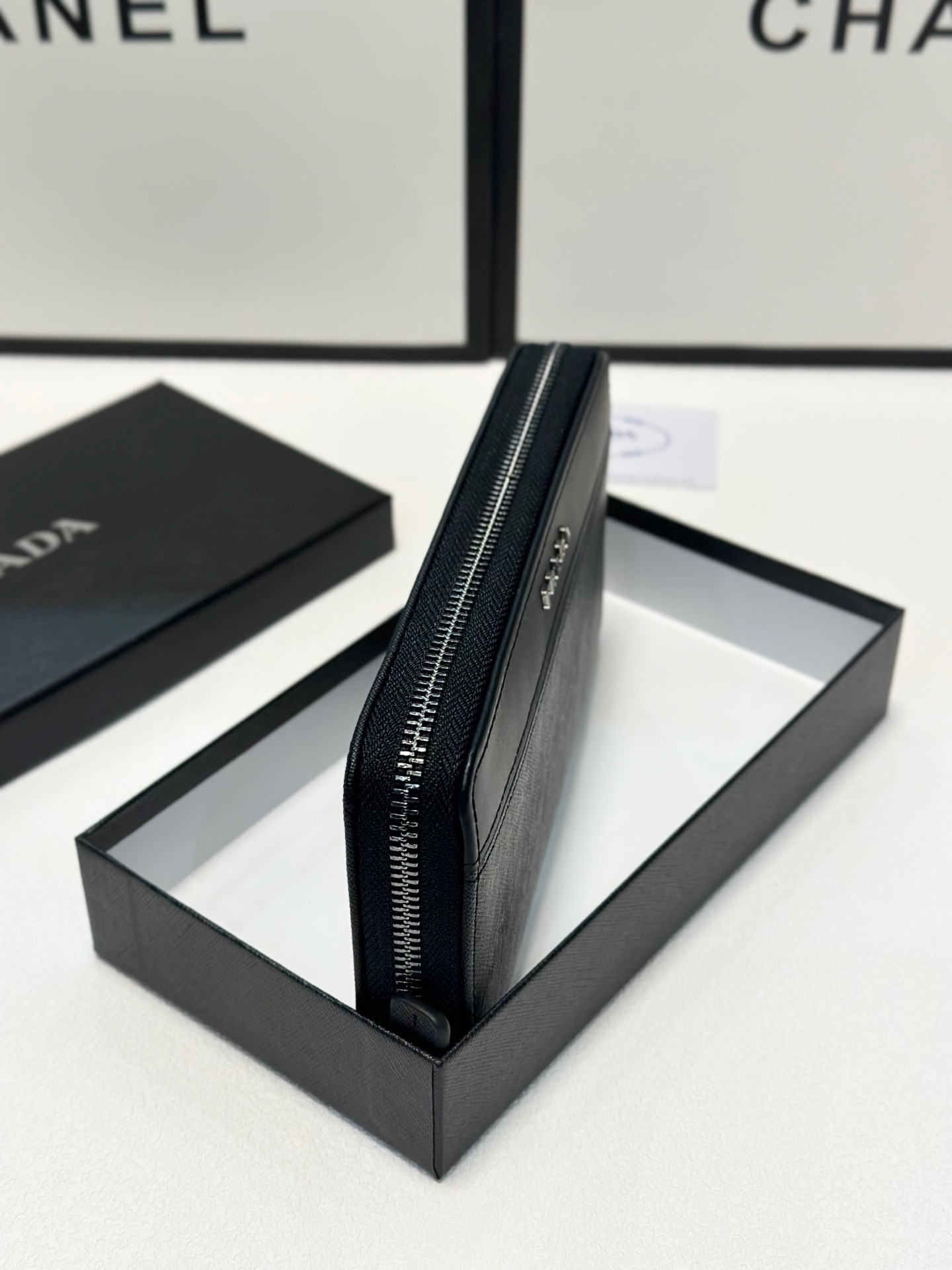 プラダ 十字纹牛皮バッグ ブラック 20x10cm 高級感溢れるデザイン