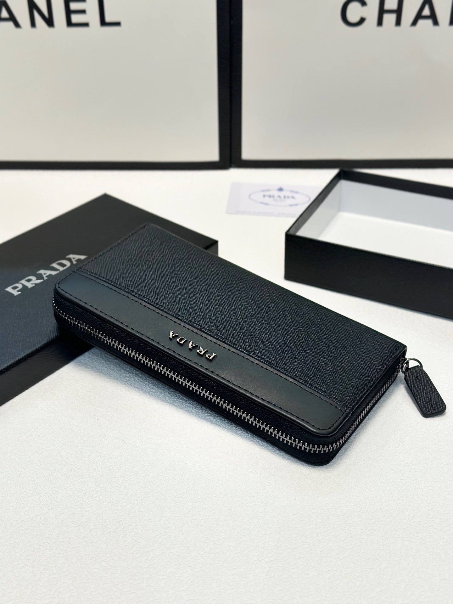 プラダ 十字纹牛皮バッグ ブラック 20x10cm 高級感溢れるデザイン