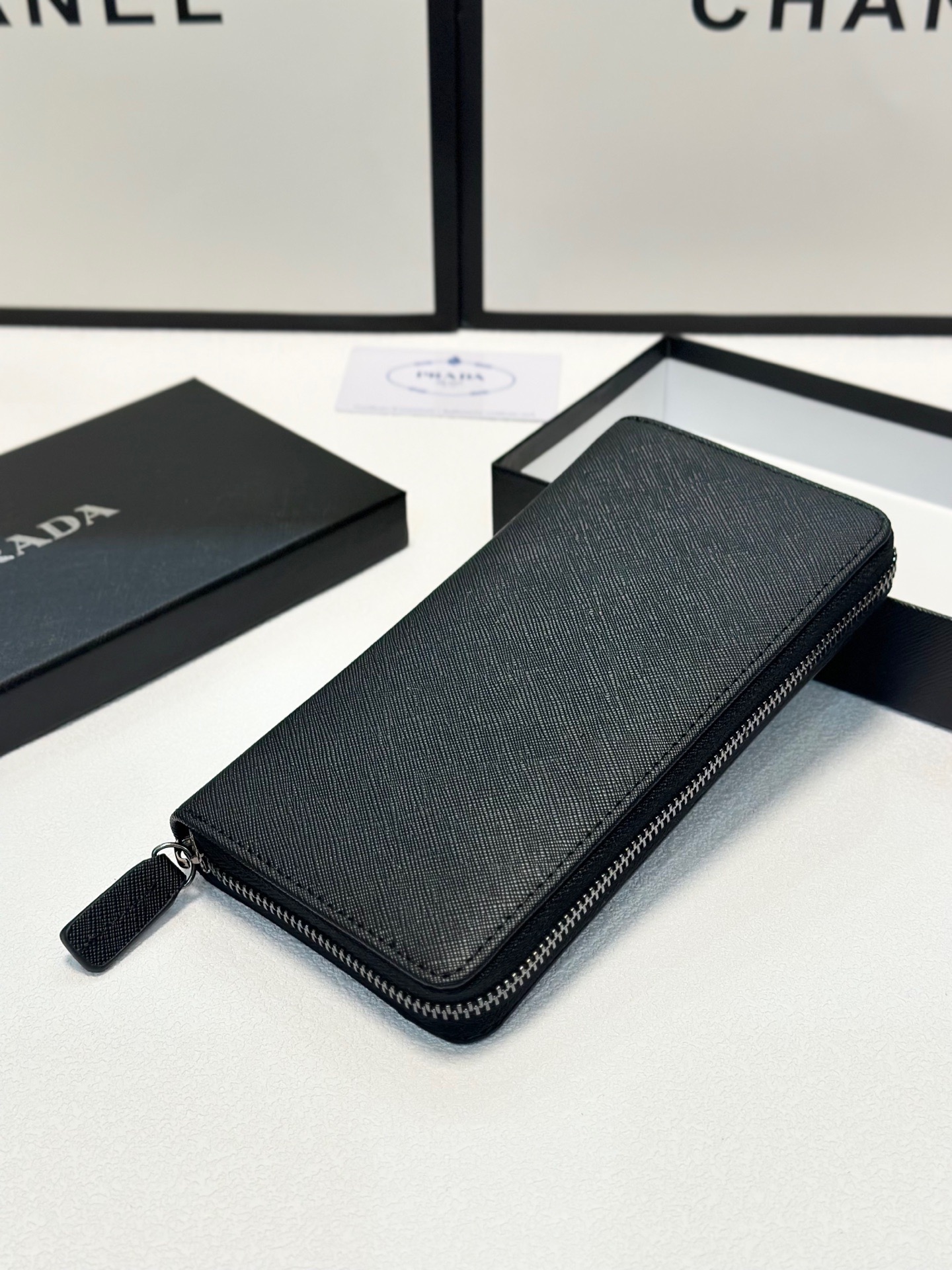 プラダ 十字纹牛皮バッグ ブラック 20x10cm 高級感溢れるデザイン