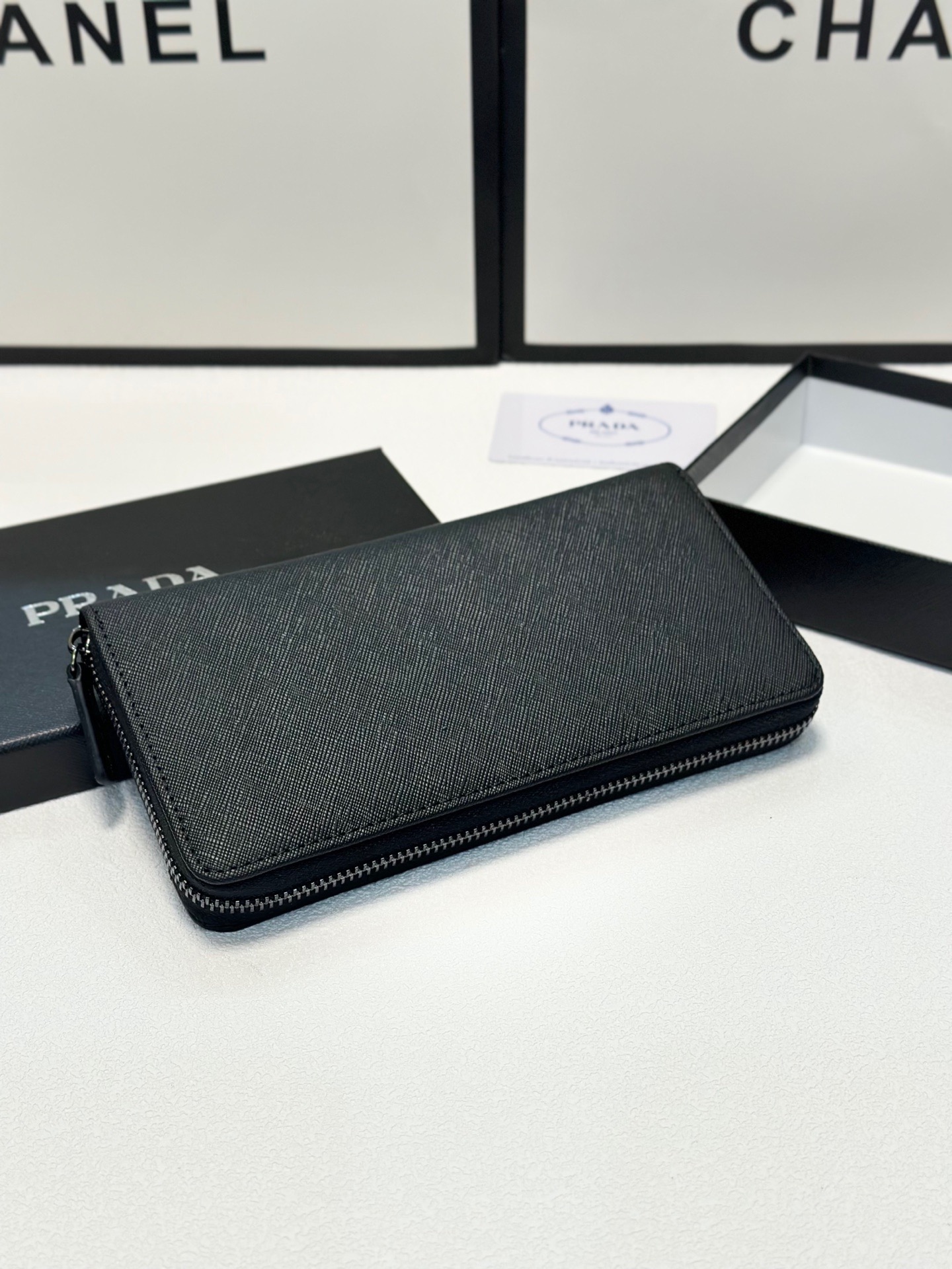 プラダ 十字纹牛皮バッグ ブラック 20x10cm 高級感溢れるデザイン